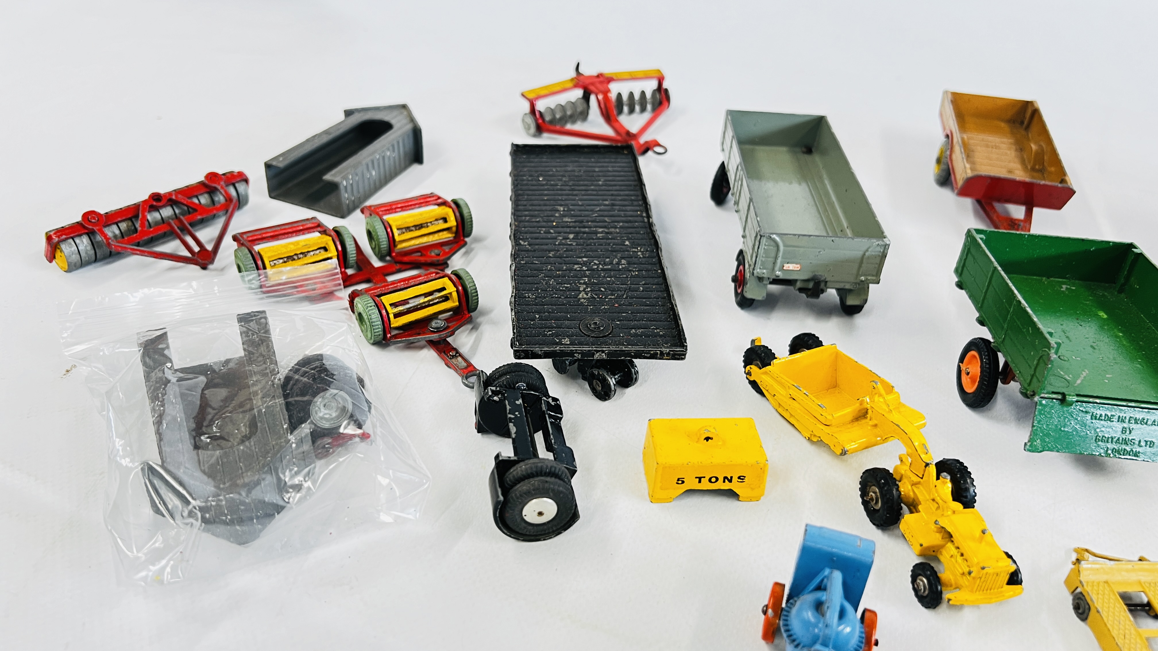 2 X TRAYS OF ASSORTED VINTAGE DIE-CAST MODEL VEHICLES TO INCLUDE DINKY, - Image 8 of 12