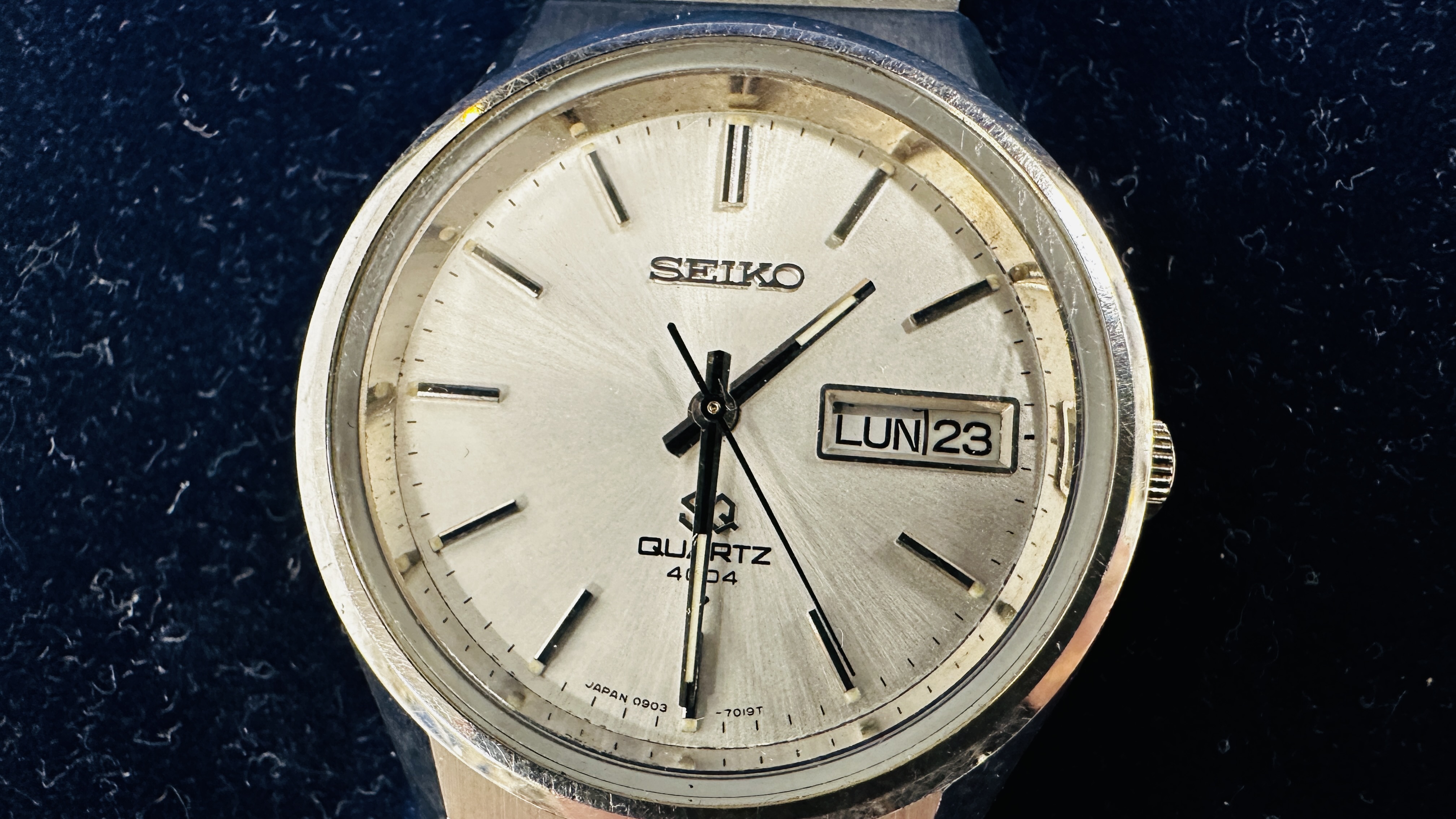 A GENT'S SEIKO STAINLESS STEEL BRACELET WRIST WATCH BOXED WITH INSTRUCTIONS - 1977. - Image 3 of 8