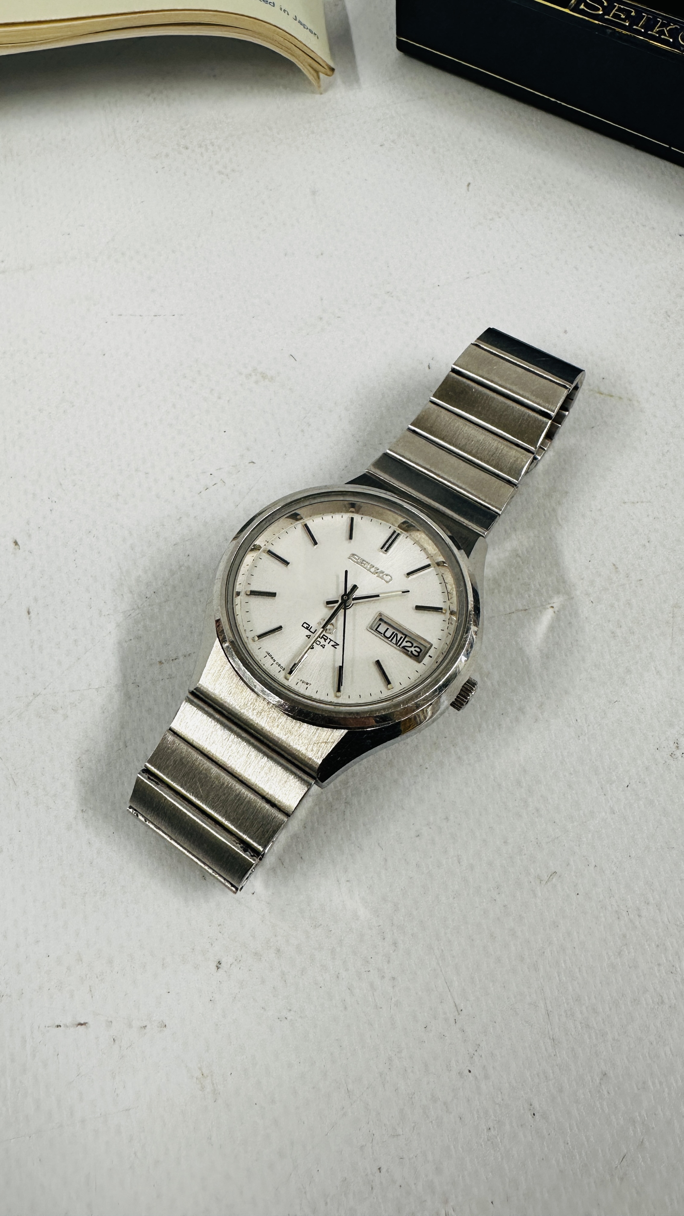 A GENT'S SEIKO STAINLESS STEEL BRACELET WRIST WATCH BOXED WITH INSTRUCTIONS - 1977. - Image 4 of 8