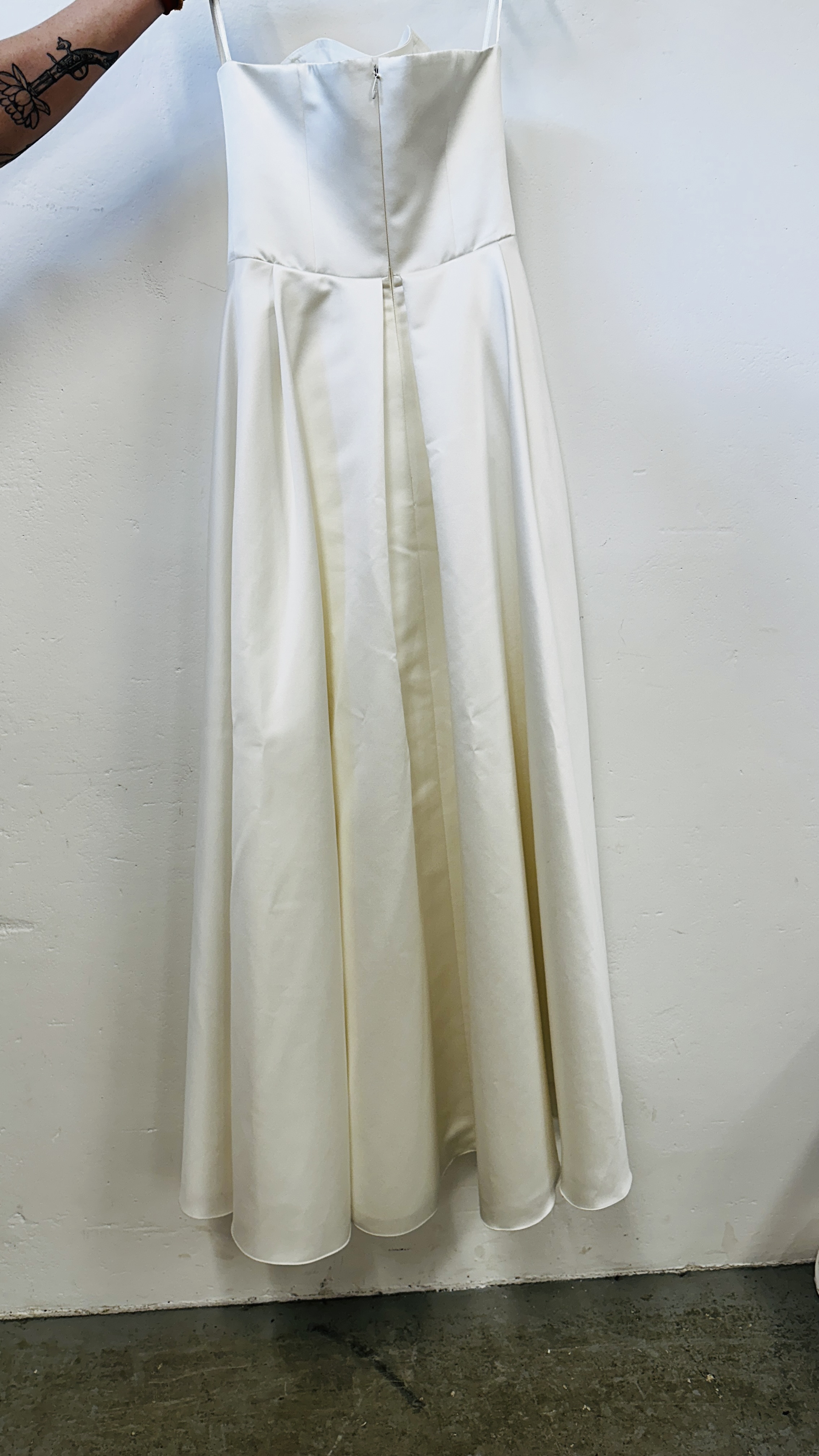 A "BIANCO EVENTO" WEDDING DRESS 40/L ALONG WITH TWO VEILS. - Image 5 of 11