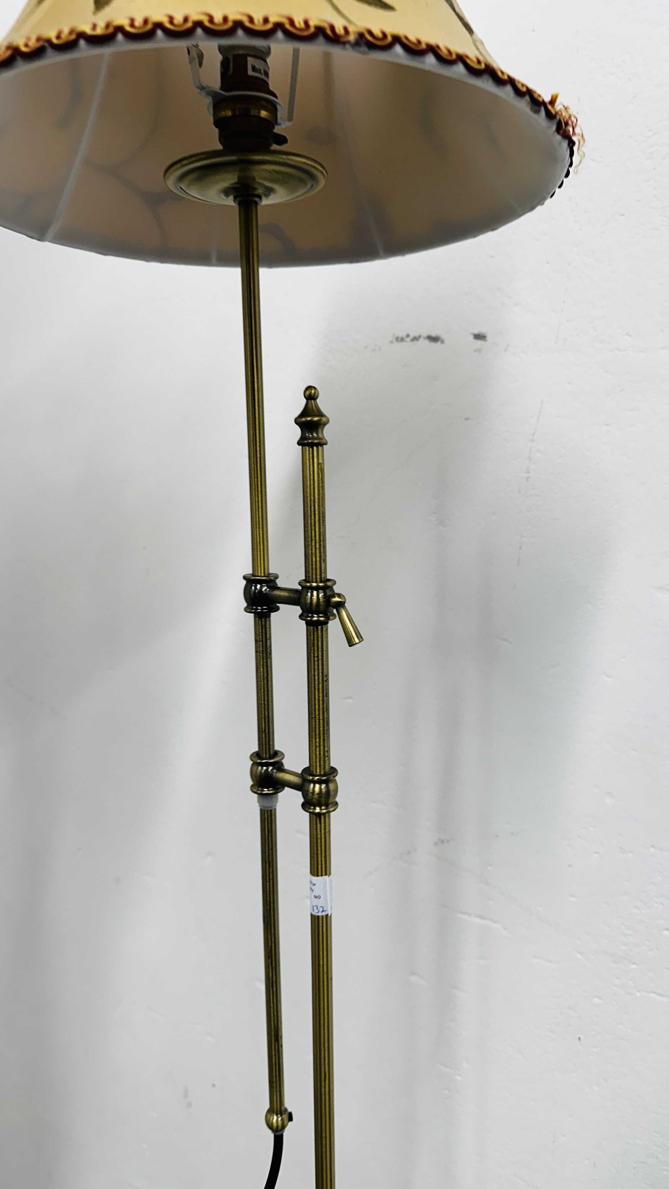 A CARVED PINE LAMP STANDARD AND CREAM SHADE AND A MODERN BRASSED ADJUSTABLE LAMP STANDARD AND - Bild 7 aus 10