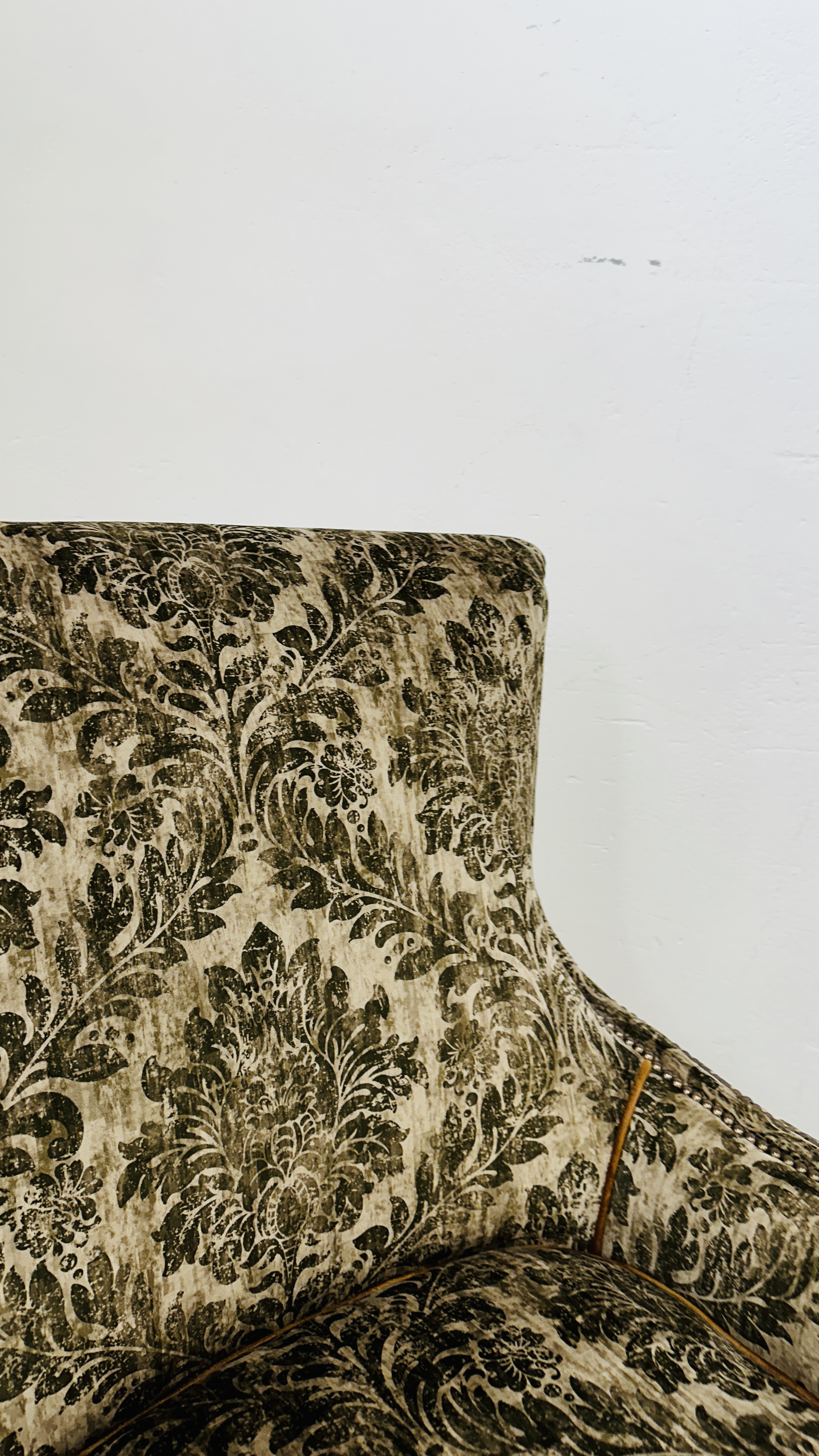 A GOOD QUALITY MODERN ARM CHAIR UPHOLSTERED IN GREEN JUNGLE PATTERNED FABRIC. - Bild 5 aus 17