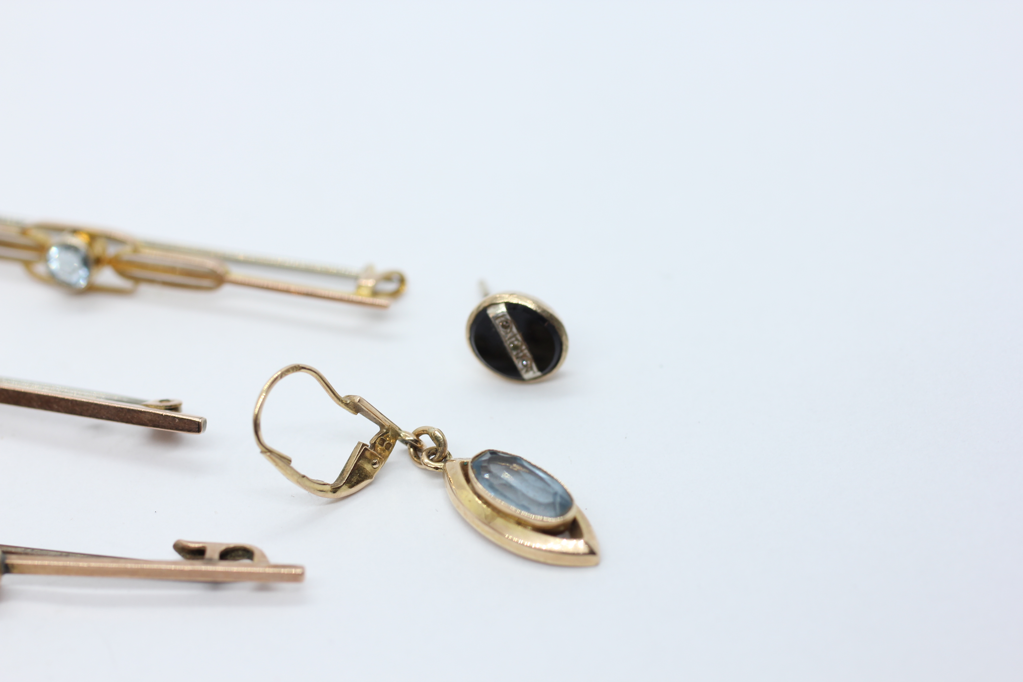 A GROUP OF FOUR 9CT. GOLD VINTAGE STONE SET BROOCHES, TWO SINGLE 9CT. GOLD EARRINGS, PAIR OF 9CT. - Image 4 of 10