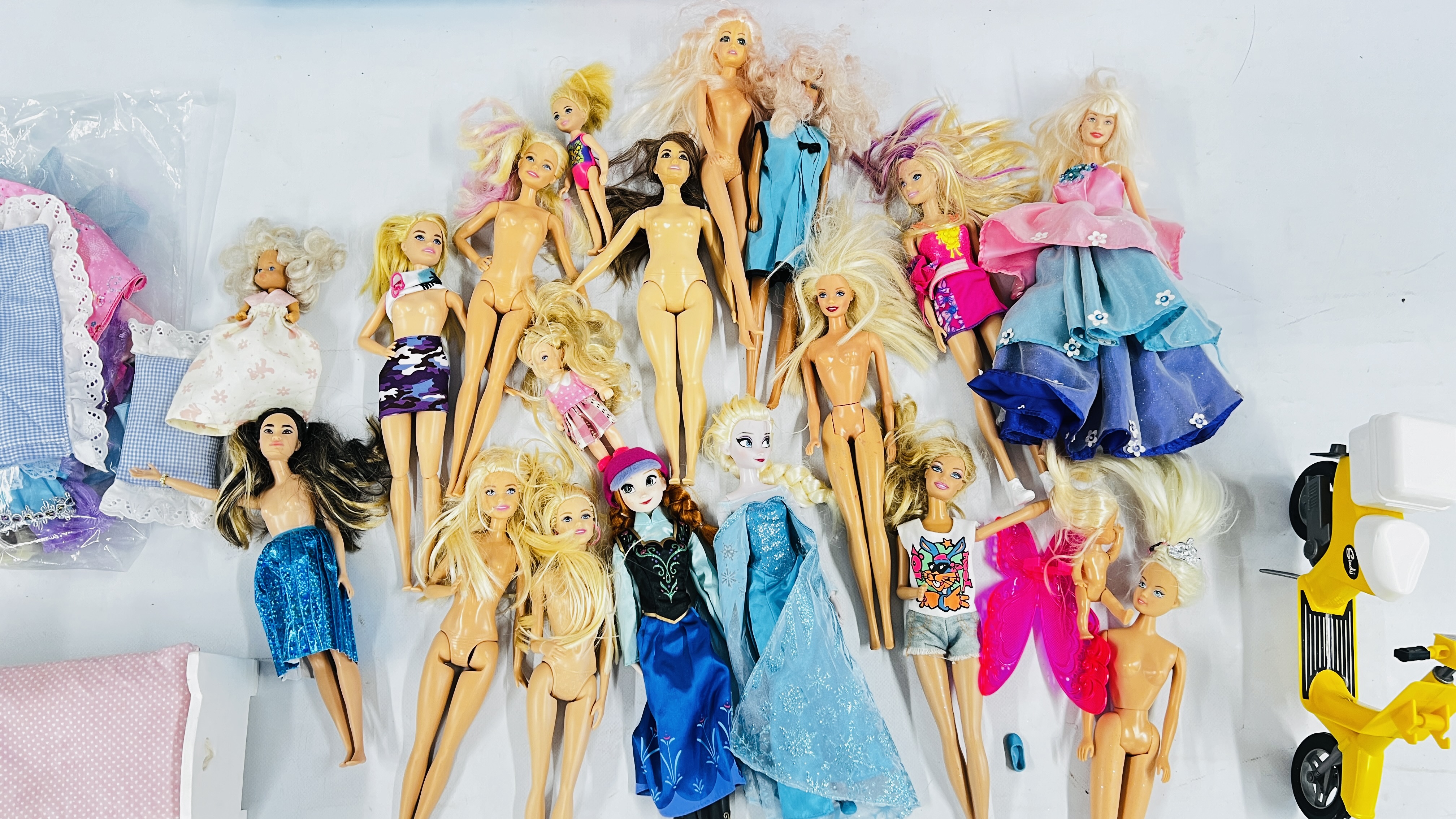 A BOX CONTAINING A GROUP OF VINTAGE DOLLS TO INCLUDE BARBIE AND SINDY EXAMPLES + VARIOUS CLOTHING - Image 2 of 7