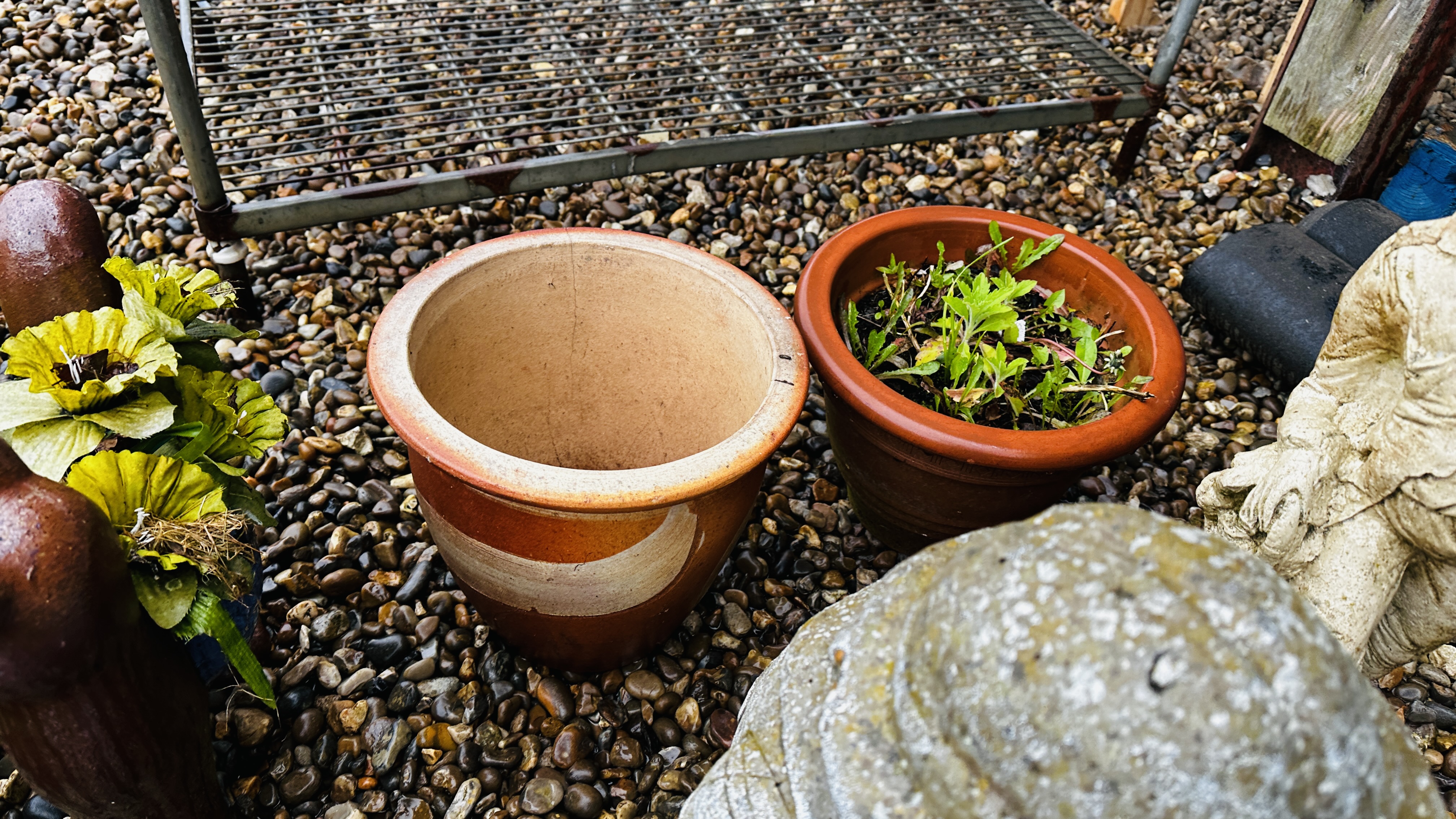 A GROUP OF GARDEN STONEWORK AND PLANTERS TO INCLUDE FIGURES, ANIMALS, BIRD BATHS, ETC. - Image 7 of 9