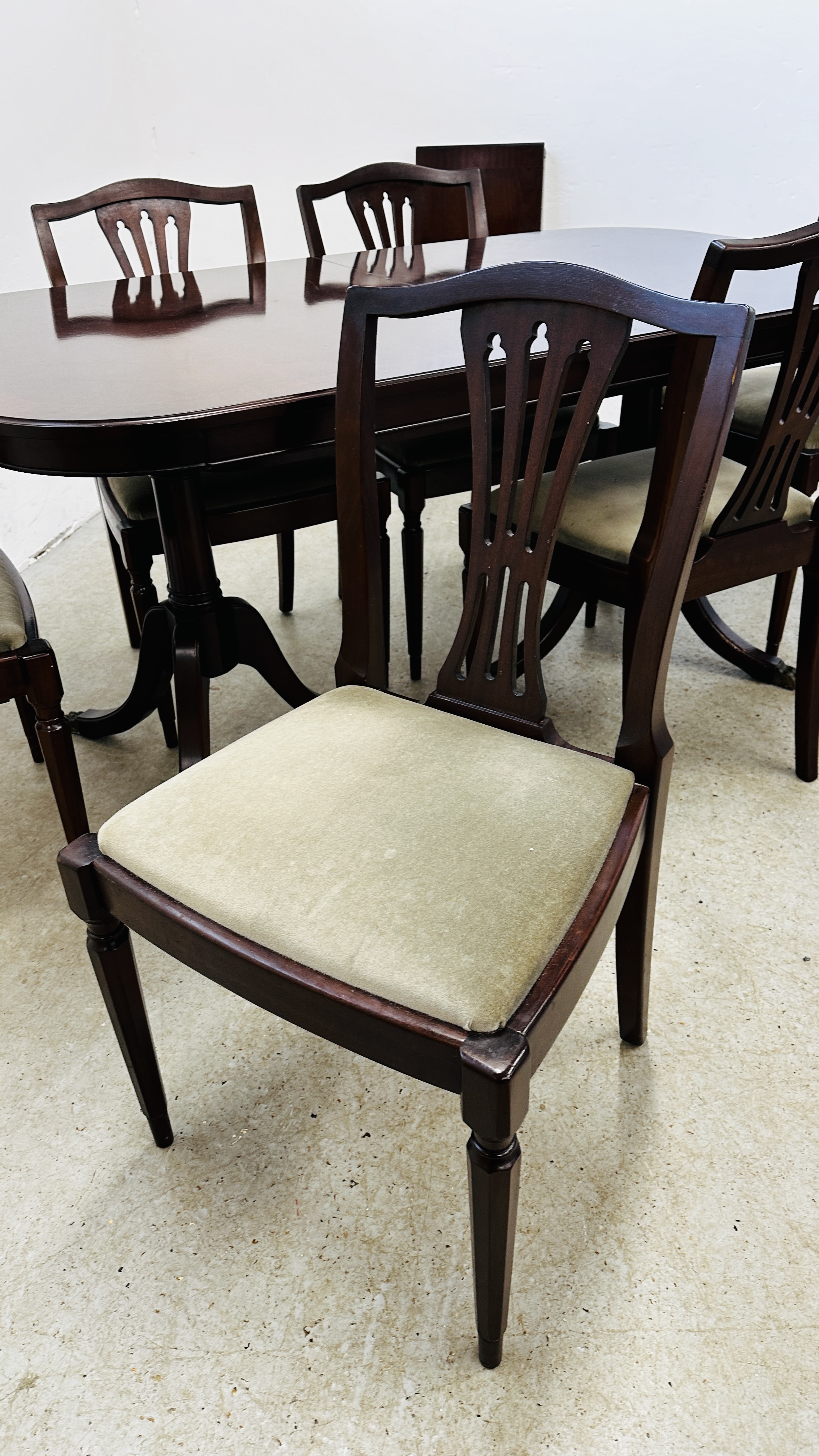 REPRODUCTION TWIN PEDESTAL MAHOGANY FINISH DINING TABLE ALONG WITH A SET OF 6 CHAIRS. - Bild 10 aus 16