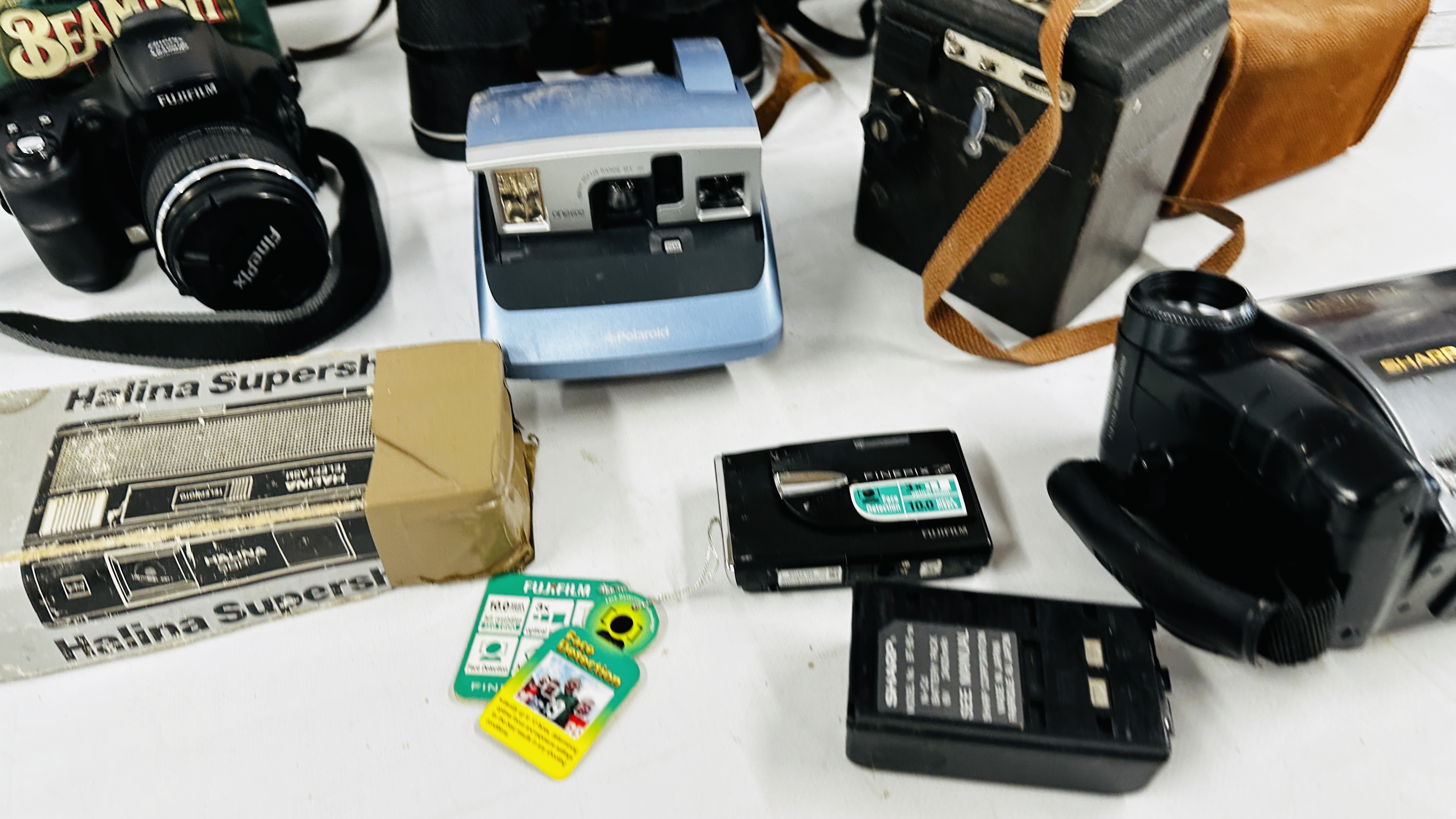 A BOX CONTAINING A GROUP OF CAMERAS AND EQUIPMENT TO INCLUDE POLAROID, - Image 4 of 13