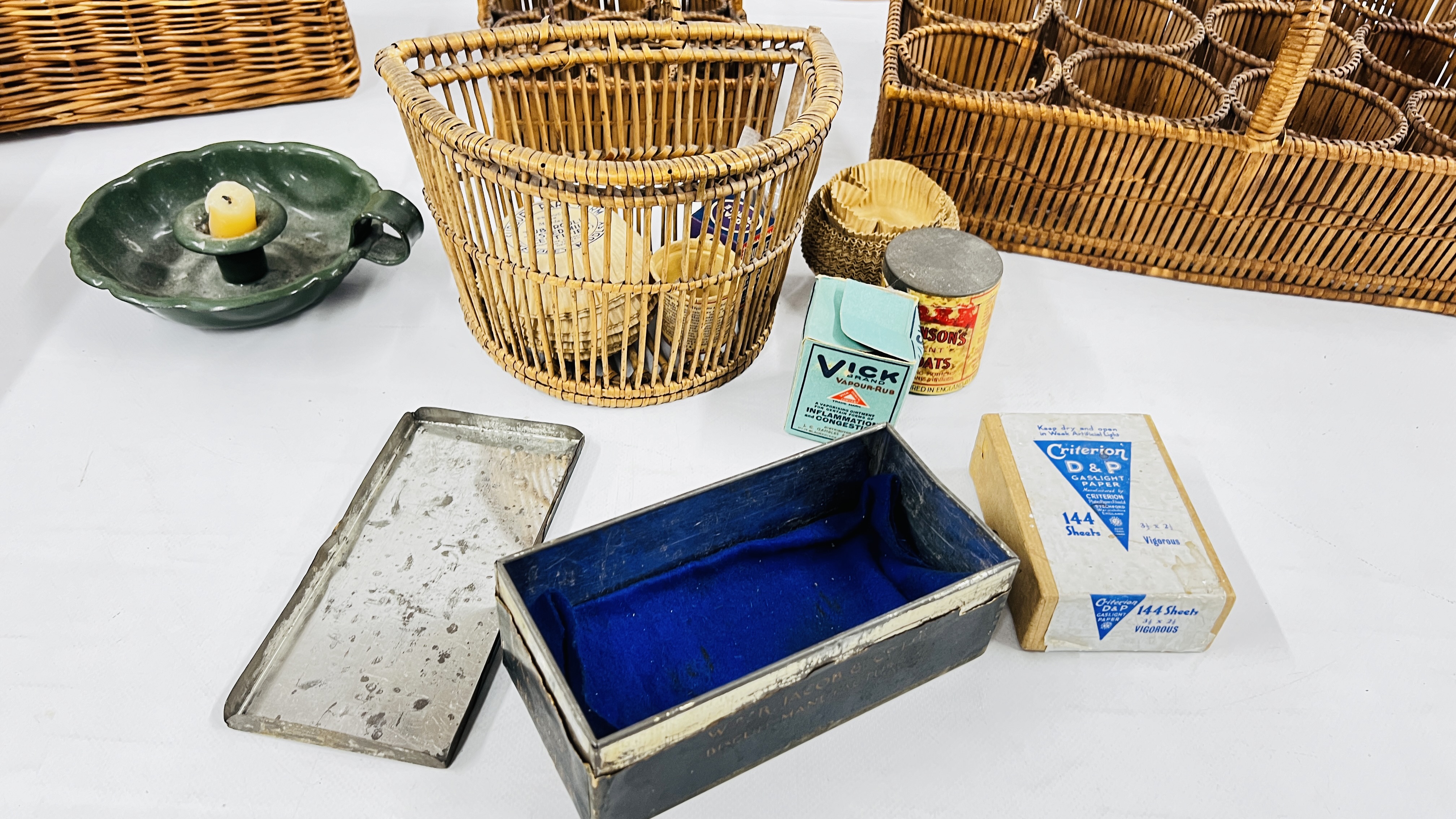 A COLLECTION OF VINTAGE WICKER BASKETS, VINTAGE PACKAGING INCLUDING MILK TOPS, - Bild 7 aus 7