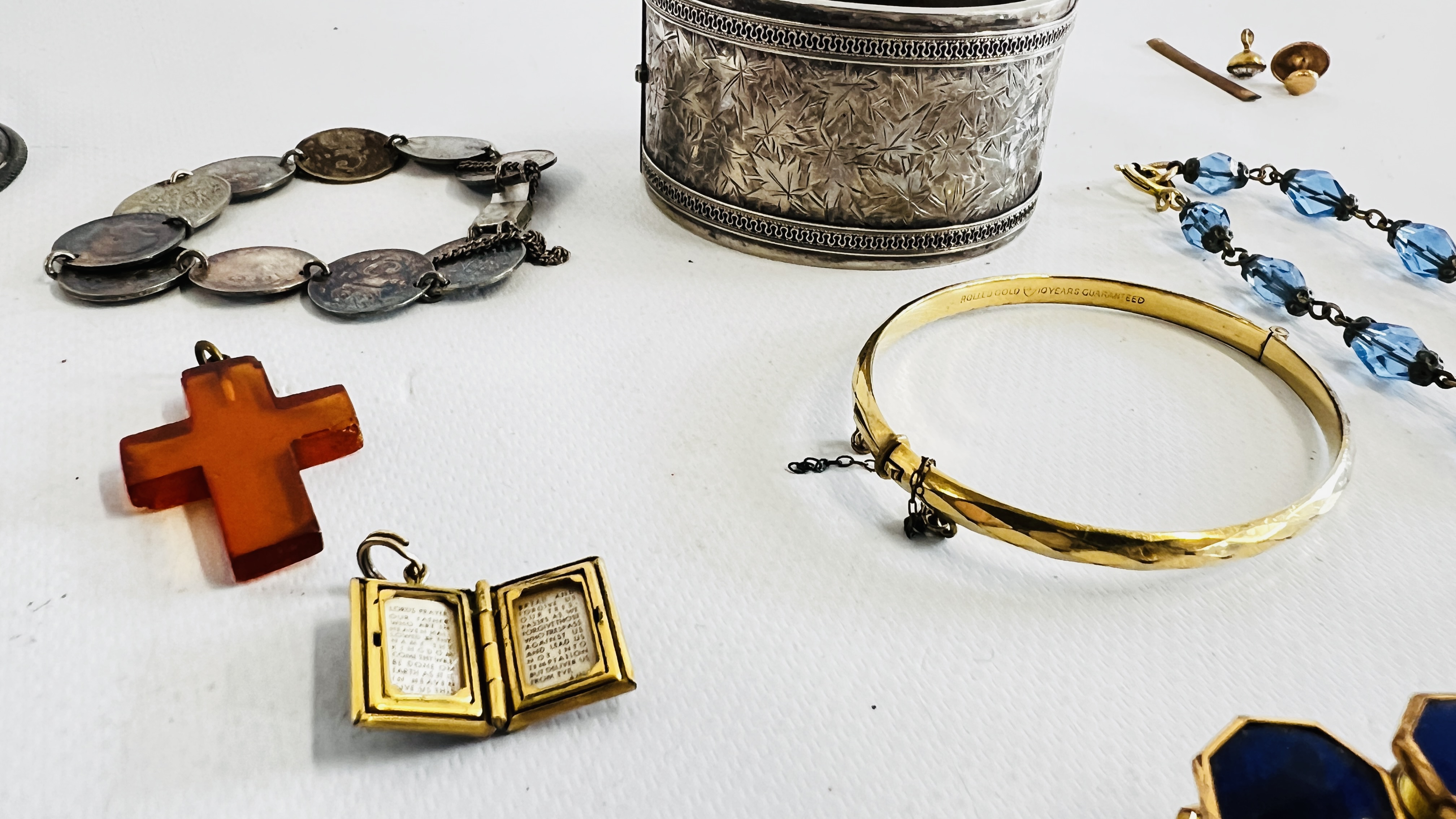 A GROUP OF VICTORIAN AND LATER JEWELLERY INCLUDING SOME SILVER, BROOCHES, BANGLES, BEADS, - Image 6 of 6