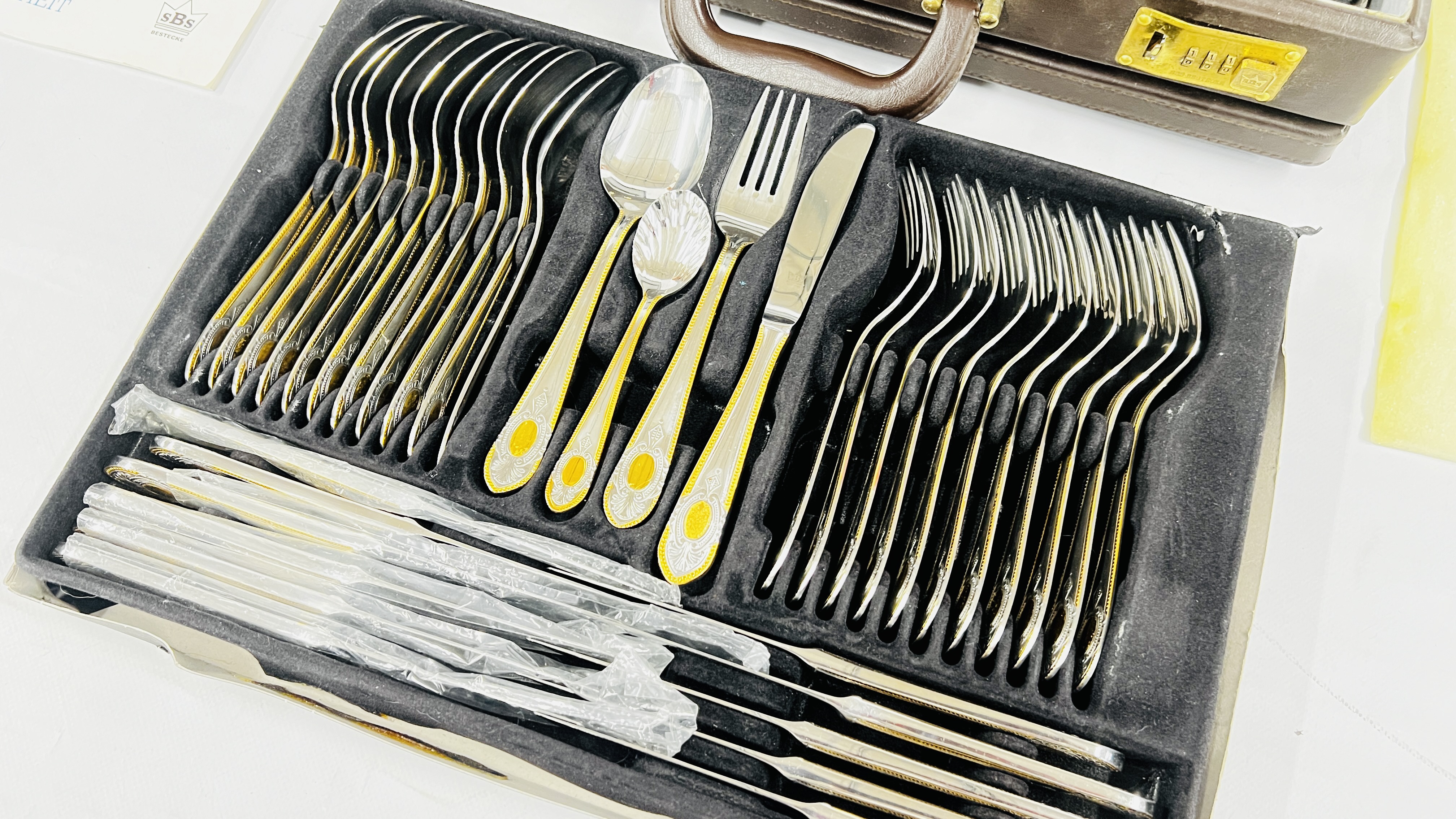 A CASED CANTEEN OF SBS SOLINGEN CUTLERY (12 PLACE SETTING). - Image 3 of 8