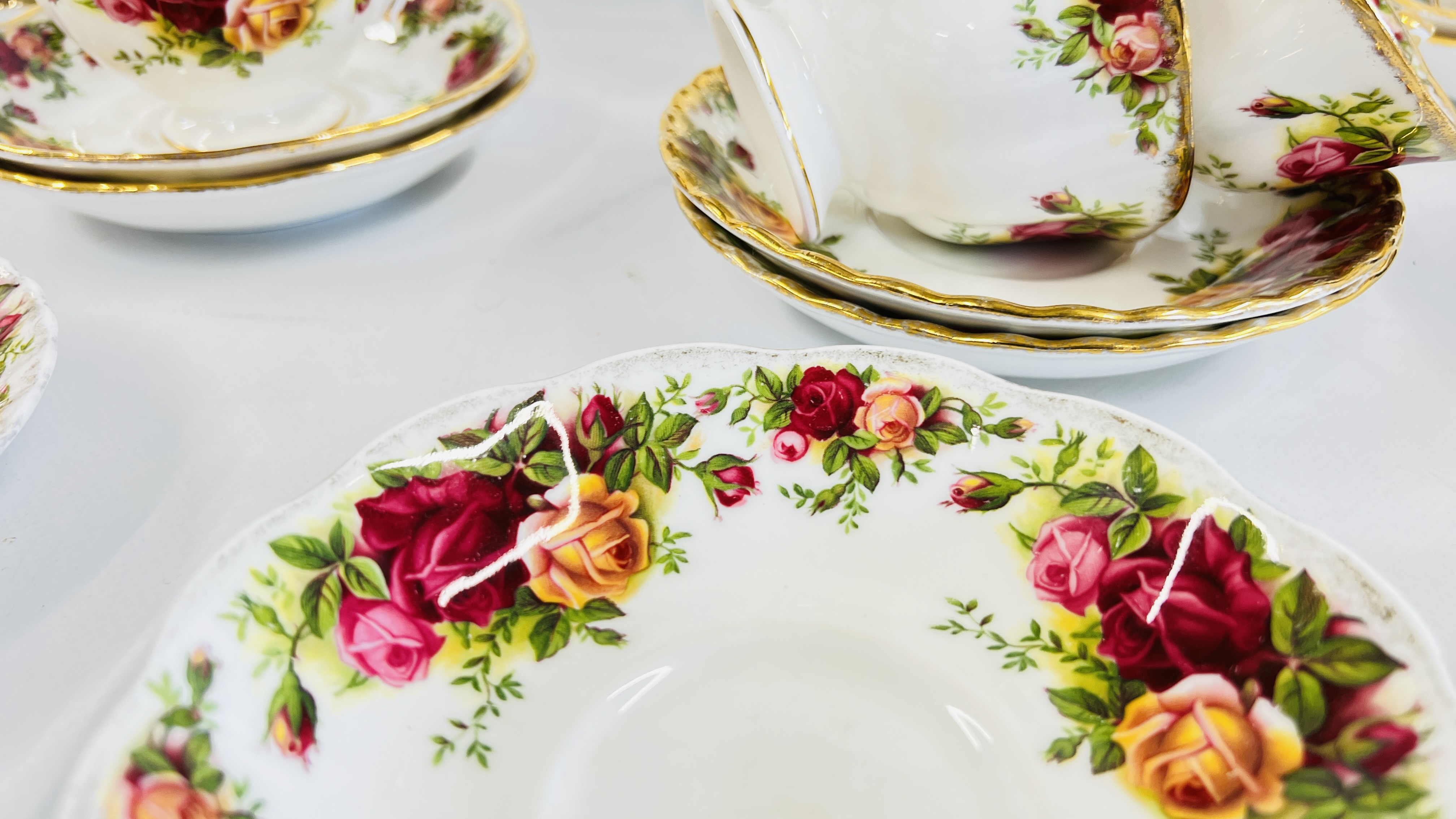 A COLLECTION OF ROYAL ALBERT OLD COUNTRY ROSES TEA AND DINNER WARE, APPROX 41 PIECES. - Bild 5 aus 10