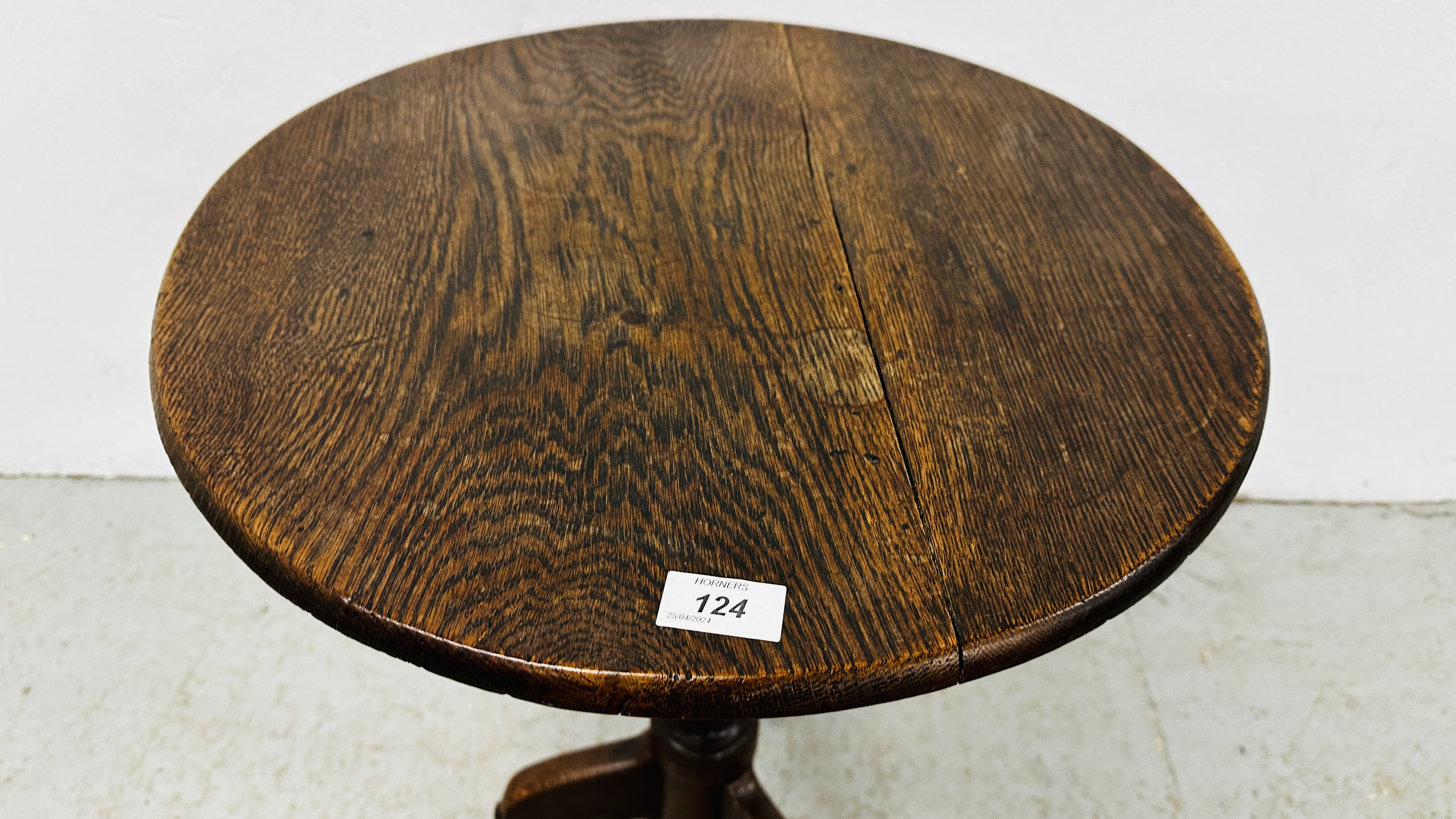AN ANTIQUE OAK SINGLE PEDESTAL CIRCULAR OCCASIONAL TABLE ON SPLAYED TRIPOD SUPPORTS - H 66CM. - Image 2 of 10