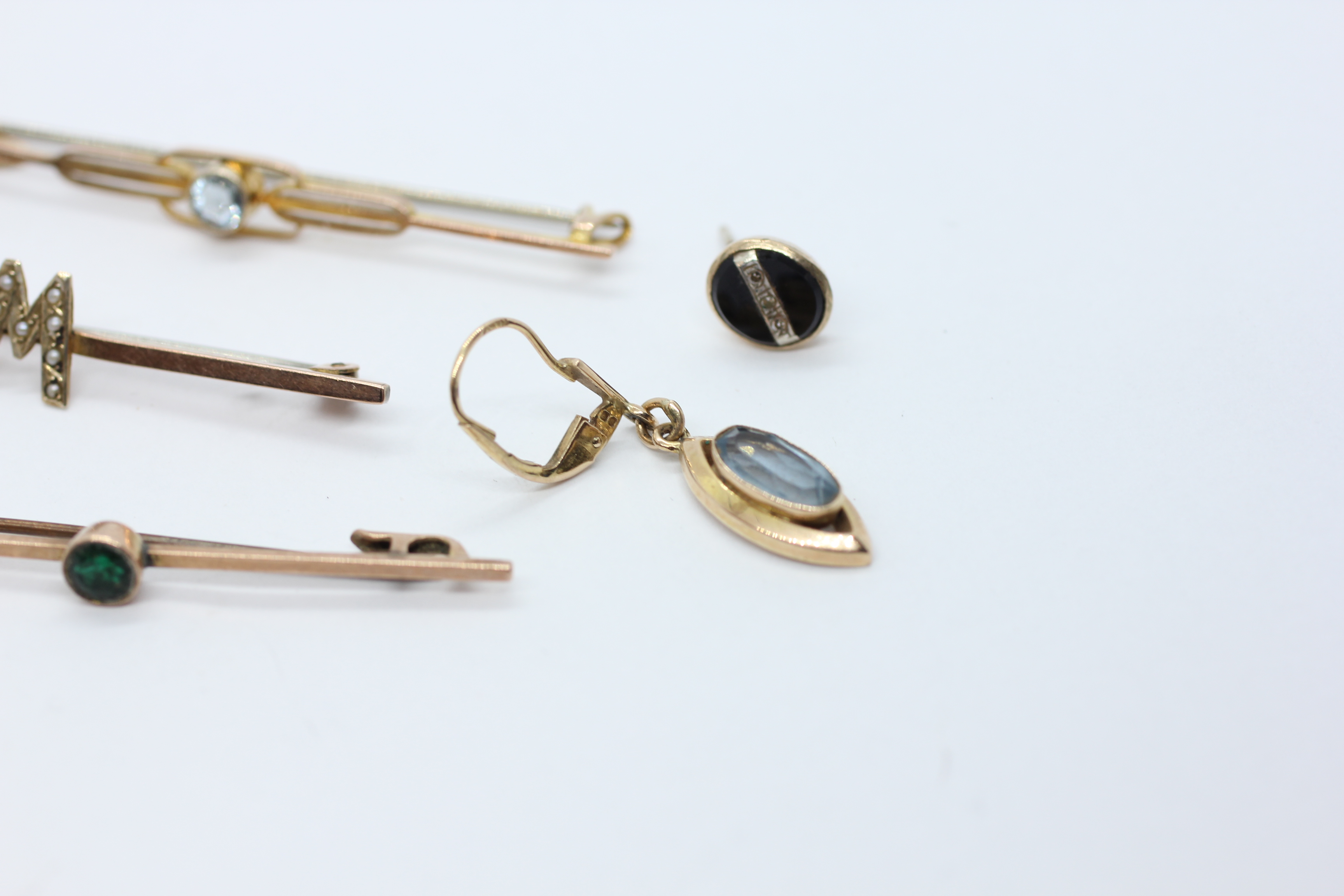 A GROUP OF FOUR 9CT. GOLD VINTAGE STONE SET BROOCHES, TWO SINGLE 9CT. GOLD EARRINGS, PAIR OF 9CT. - Image 3 of 10