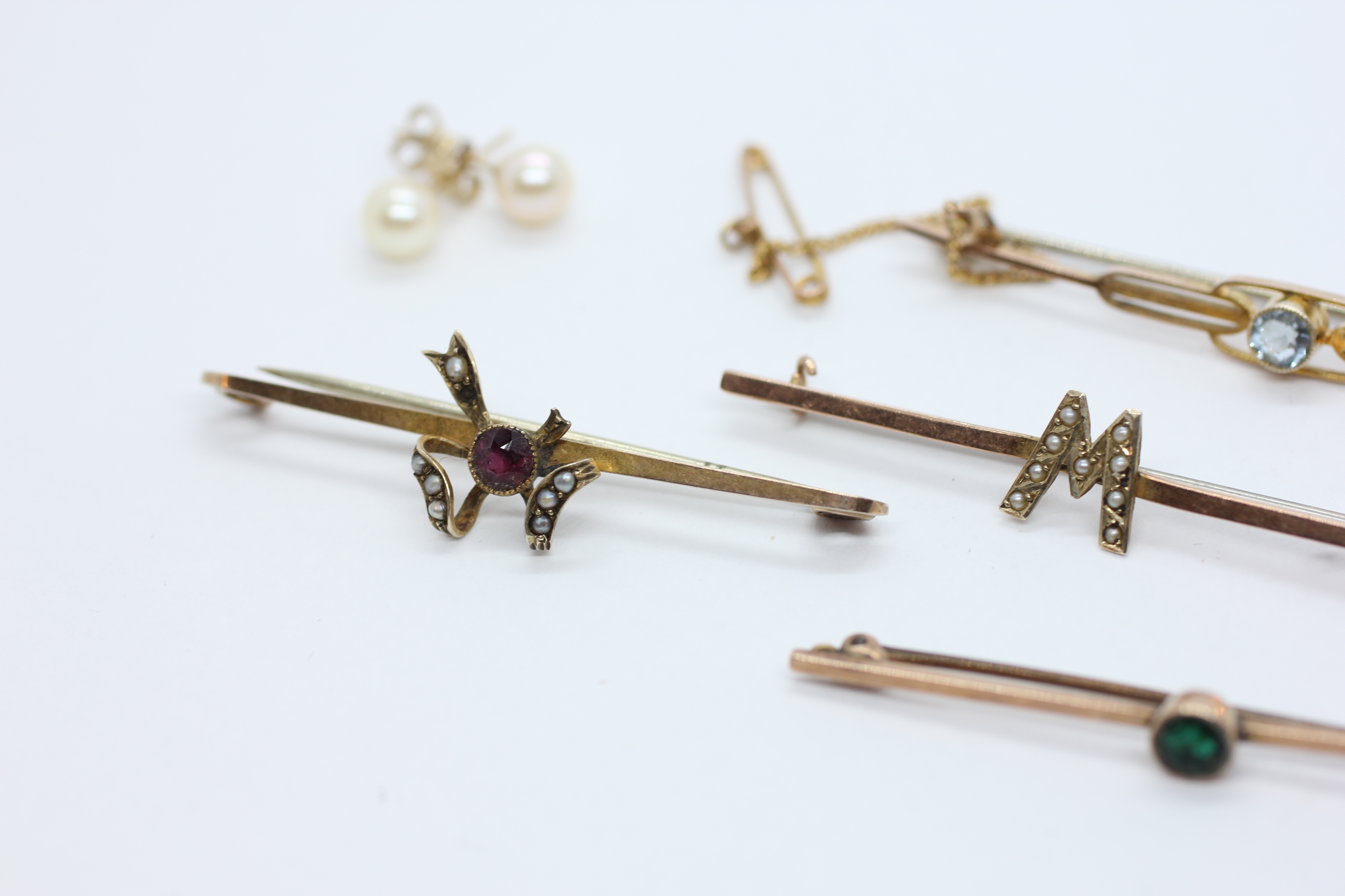 A GROUP OF FOUR 9CT. GOLD VINTAGE STONE SET BROOCHES, TWO SINGLE 9CT. GOLD EARRINGS, PAIR OF 9CT. - Image 7 of 10