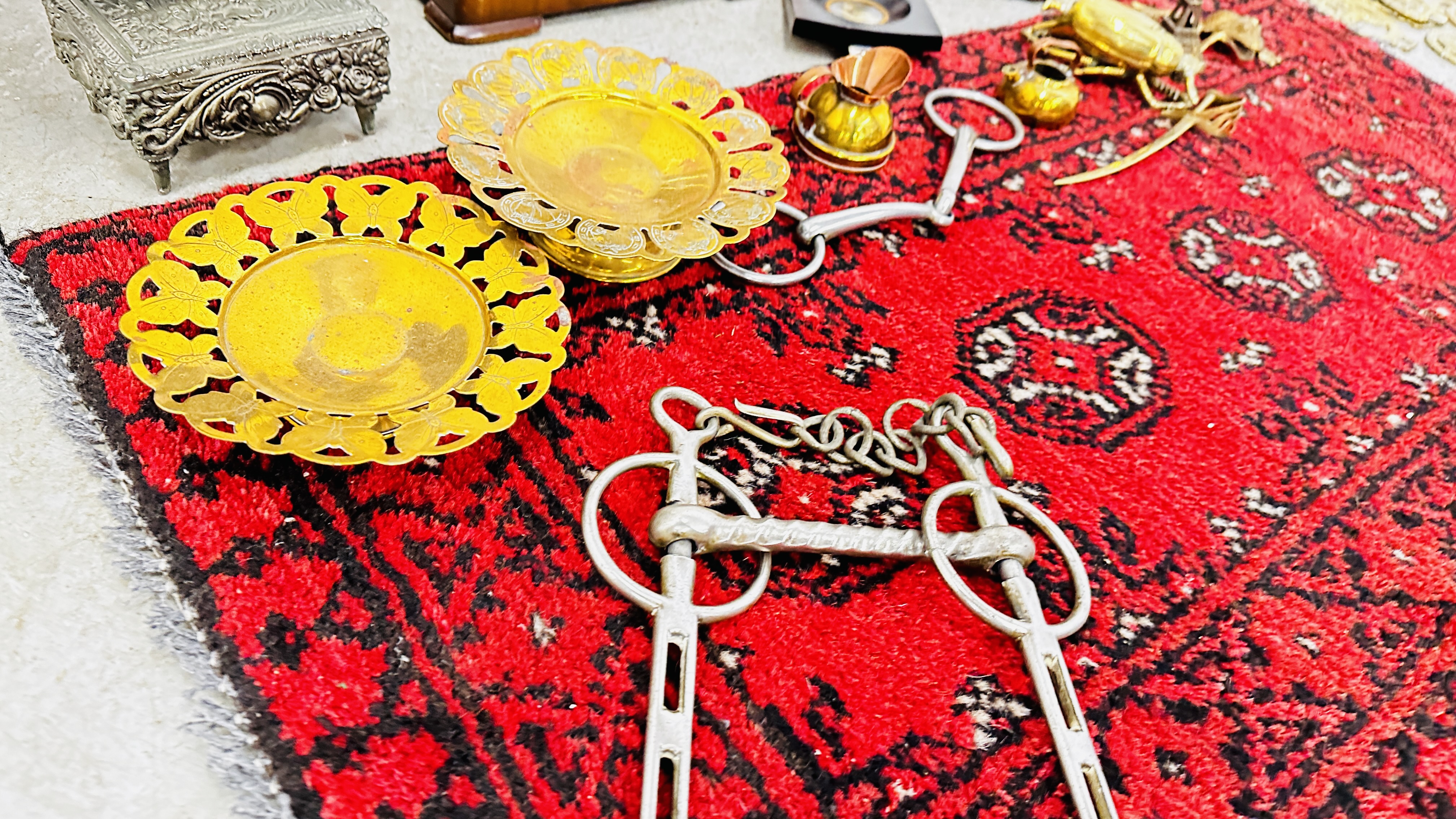 A QUANTITY OF HORSE BRASSES PLUS OTHER DECORATIVE BRASS AND COPPER EFFECTS, - Image 14 of 16