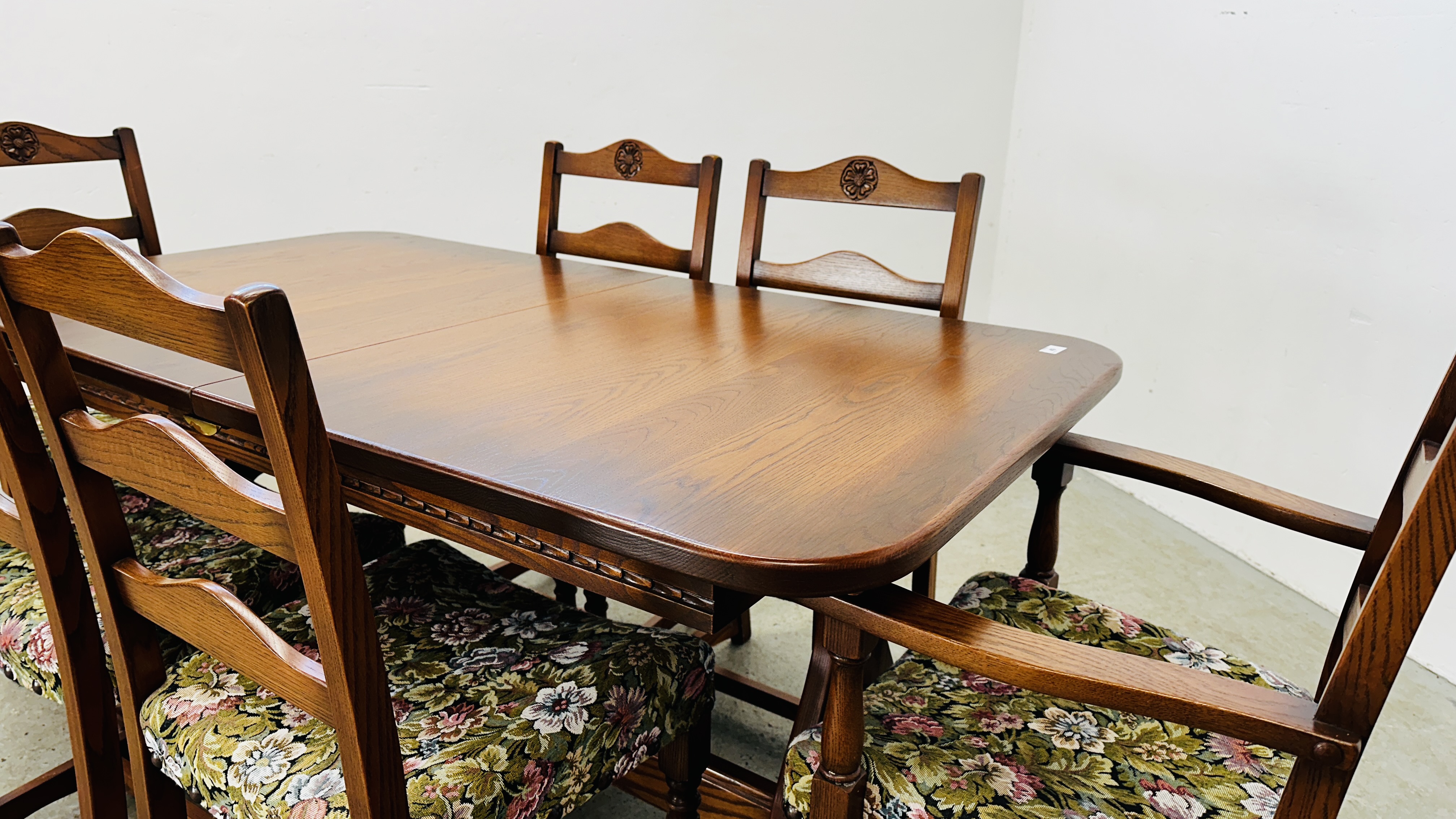 OLD CHARM STYLE EXTENDING DINING TABLE AND SET OF SIX DINING CHAIRS - TABLE 153CM X 84CM (199CM - Bild 4 aus 15