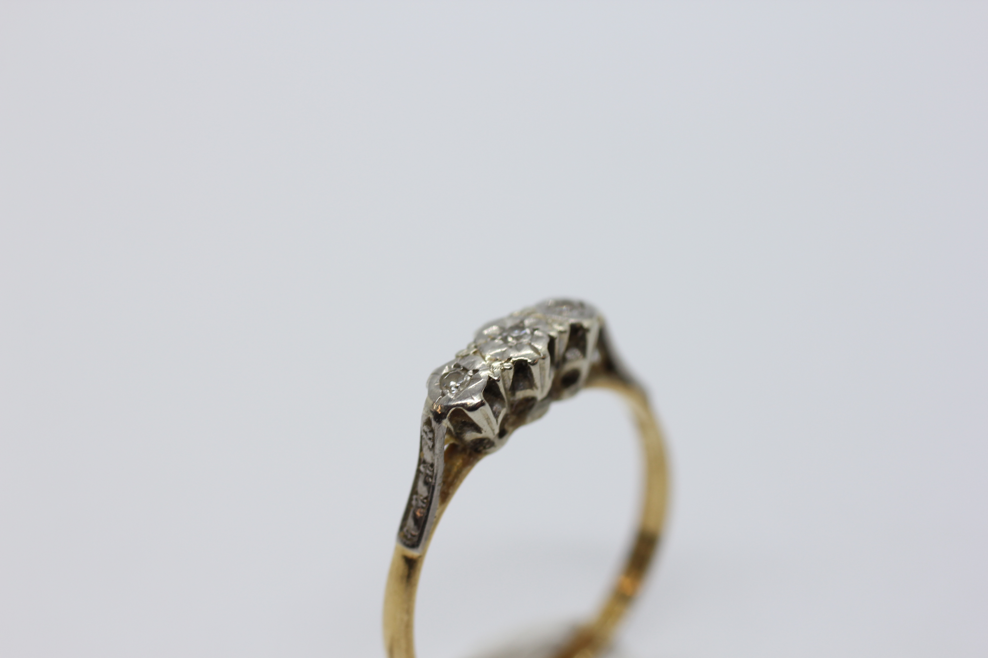 AN 18CT GOLD AND PLATINUM 3 STONE DIAMOND RING. - Image 4 of 8