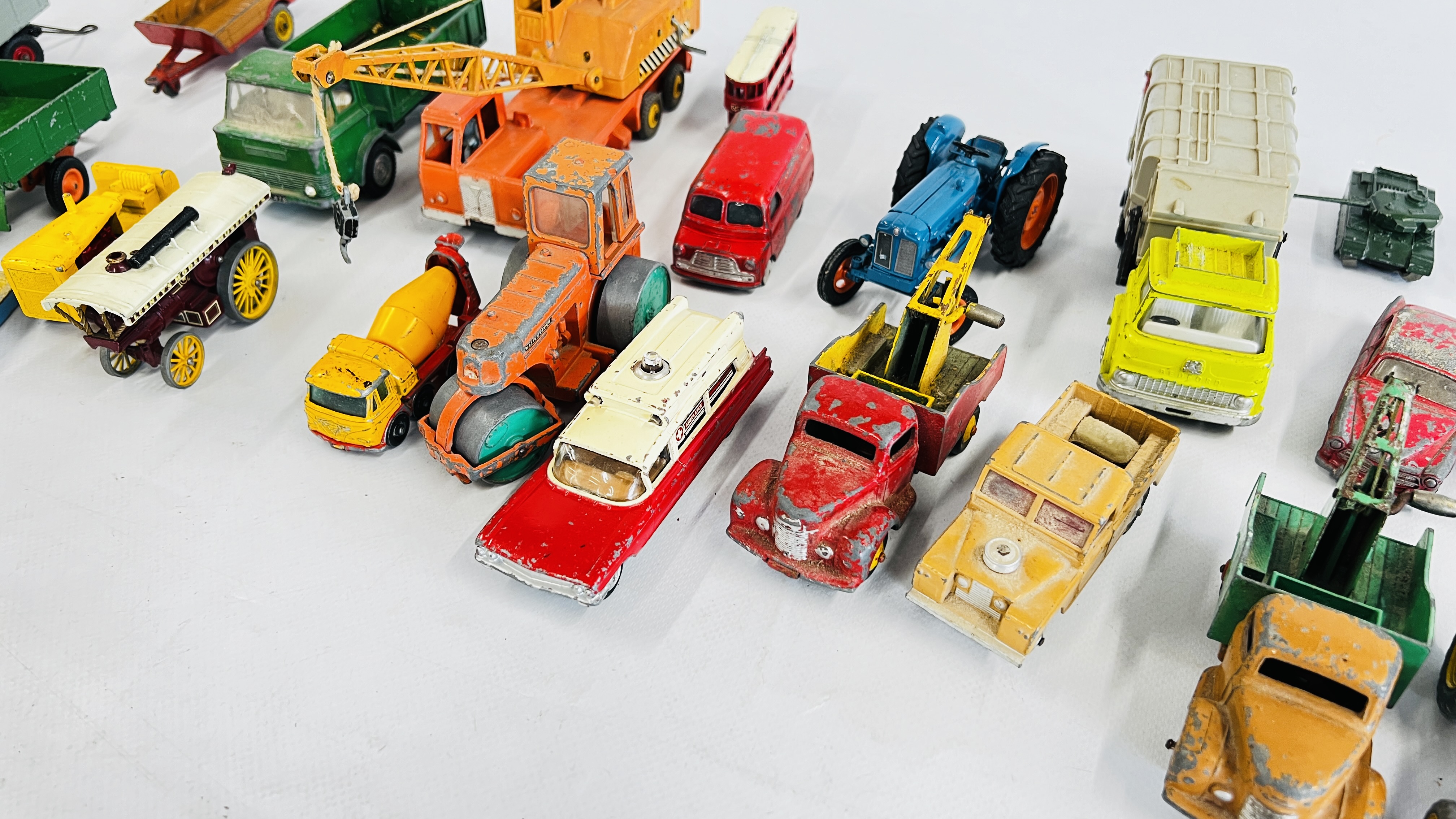 2 X TRAYS OF ASSORTED VINTAGE DIE-CAST MODEL VEHICLES TO INCLUDE DINKY, - Image 4 of 12