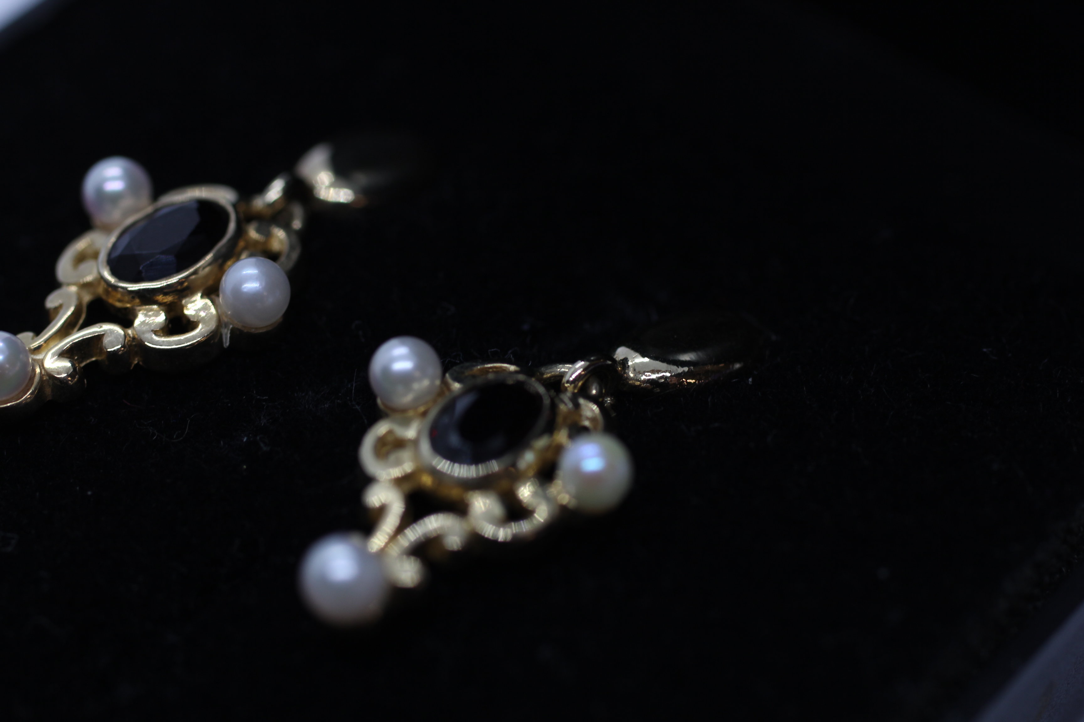 PAIR OF 9CT GOLD GARNET AND PEARL DESIGNER EARRINGS. - Image 3 of 7