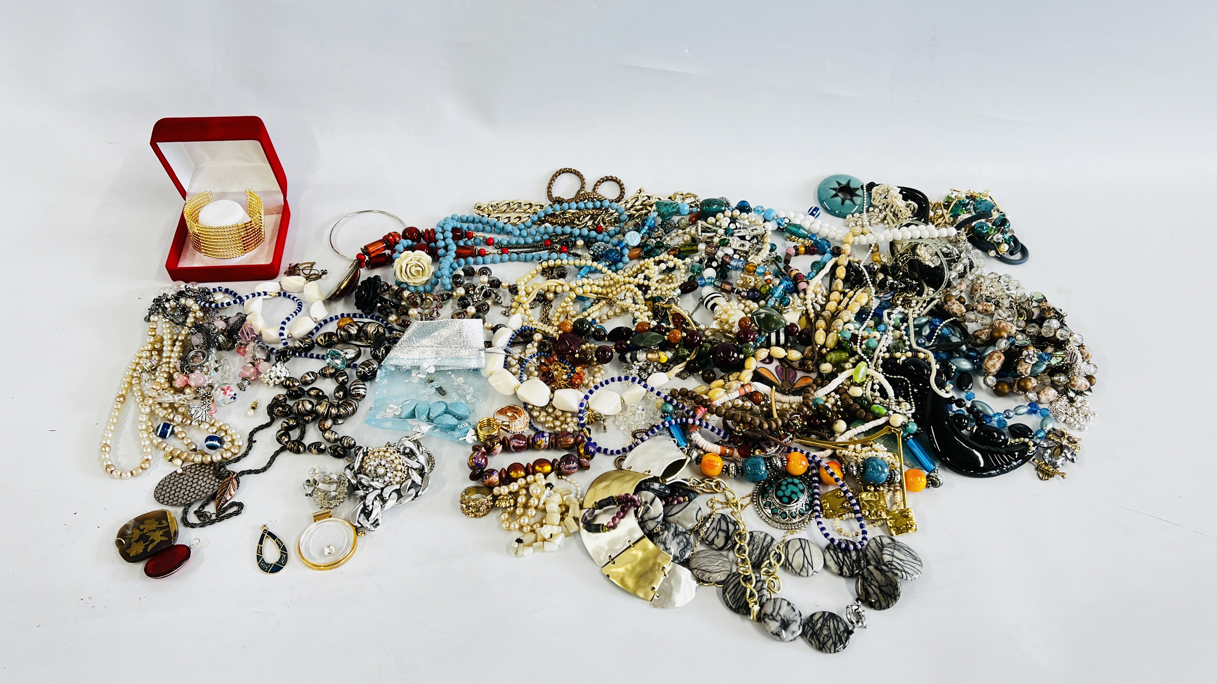 BOX CONTAINING LARGE QUANTITY VINTAGE AND MODERN COSTUME JEWELLERY INCLUDING BRACELETS, NECKLACES,