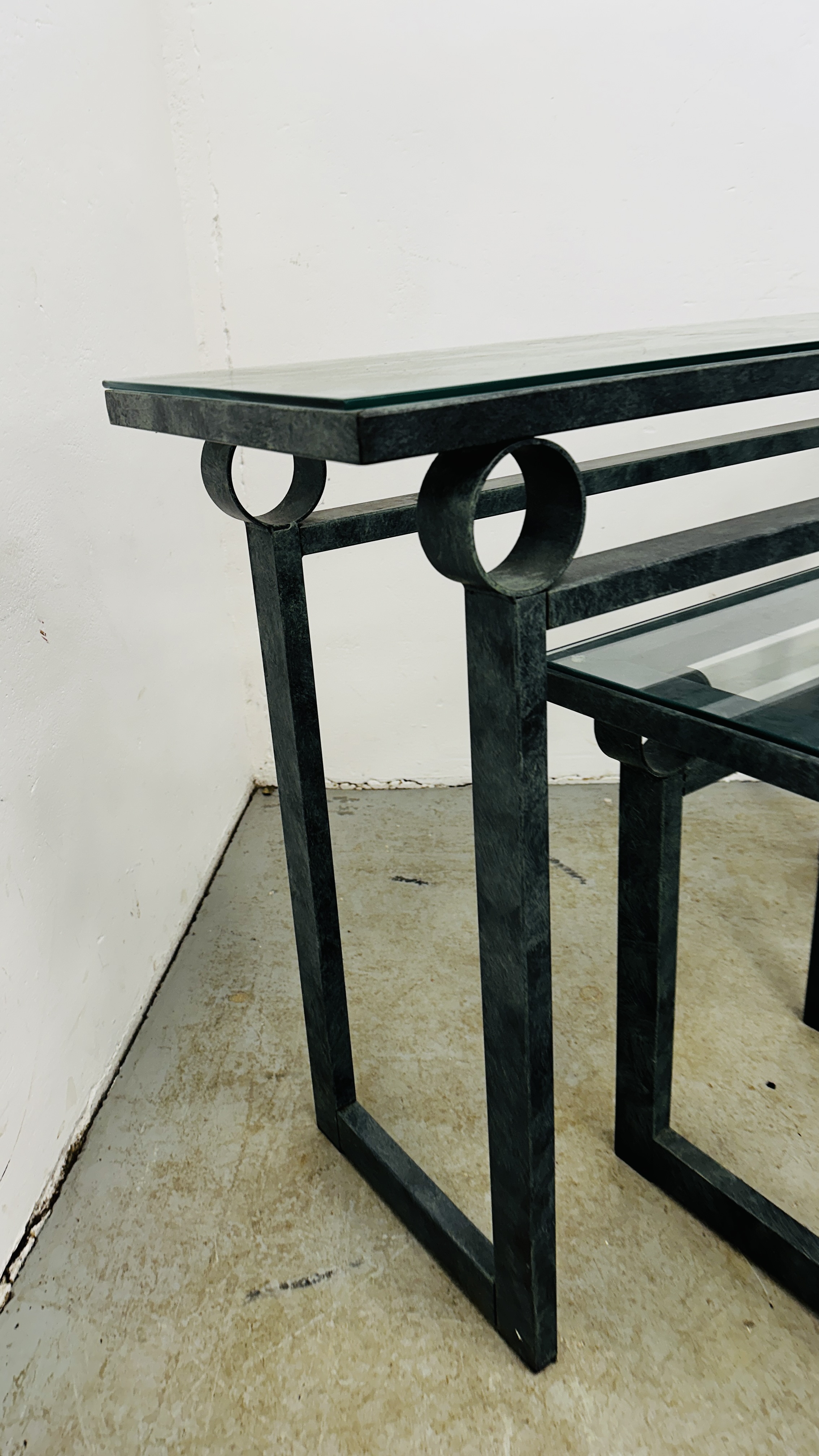 A DESIGNER METAL CRAFT CONSOLE TABLE WITH GLASS TOP, W 110CM X D 36CM AND MATCHING LAMP TABLE, - Bild 7 aus 13