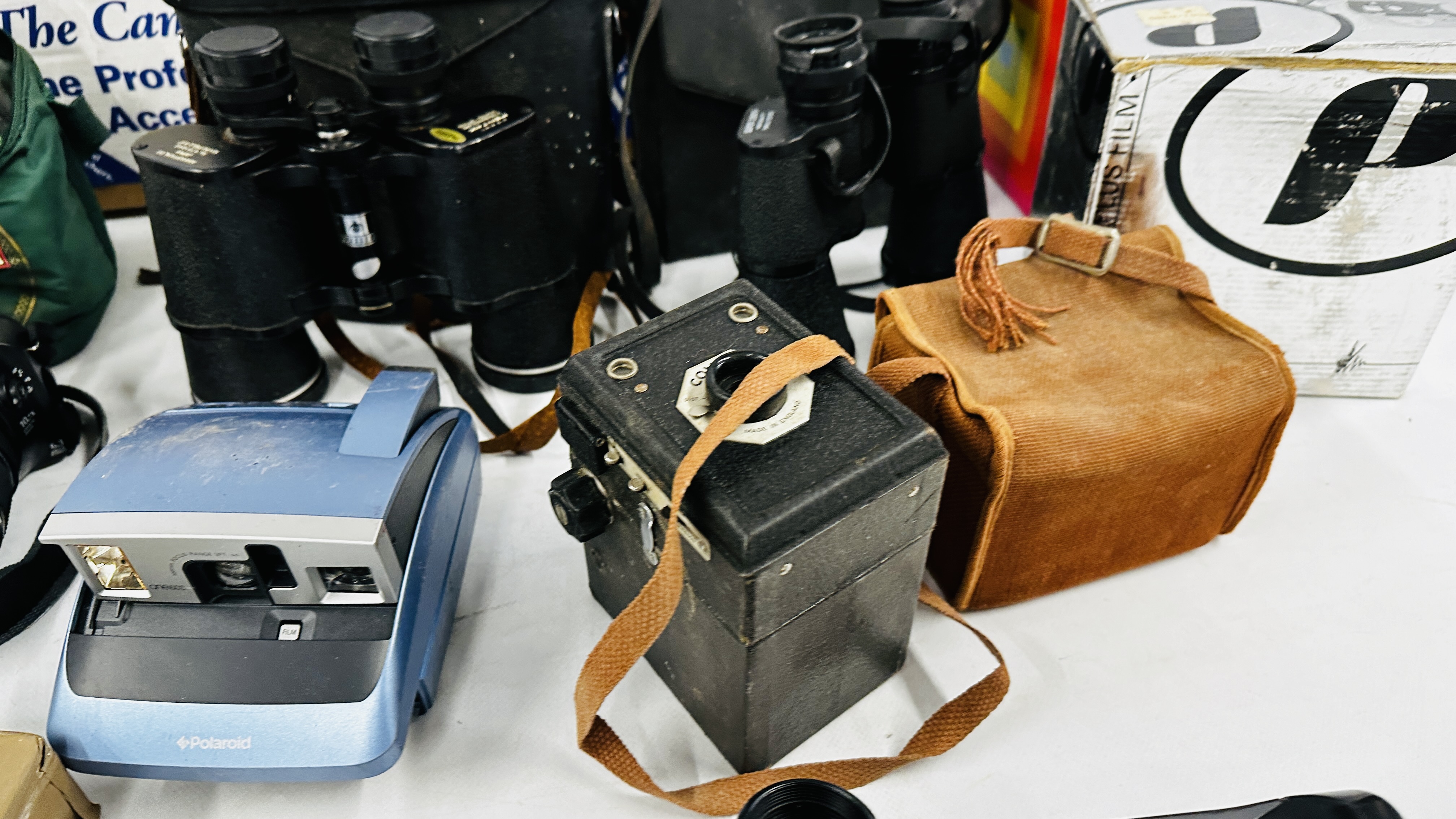 A BOX CONTAINING A GROUP OF CAMERAS AND EQUIPMENT TO INCLUDE POLAROID, - Image 3 of 13