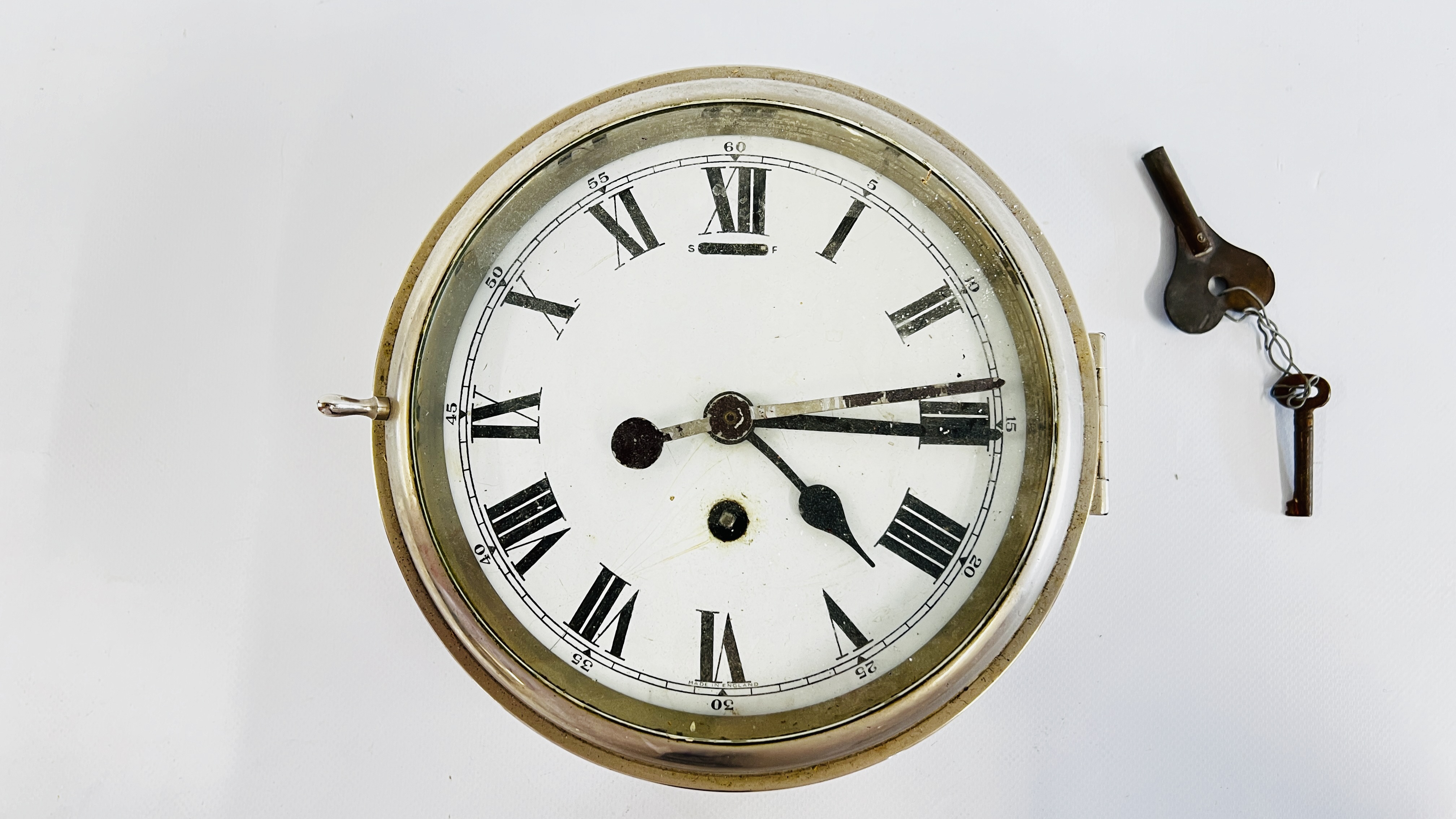 A VINTAGE BRASS CASED SHIPS CLOCK WITH ENAMELLED DIAL. - Image 2 of 8