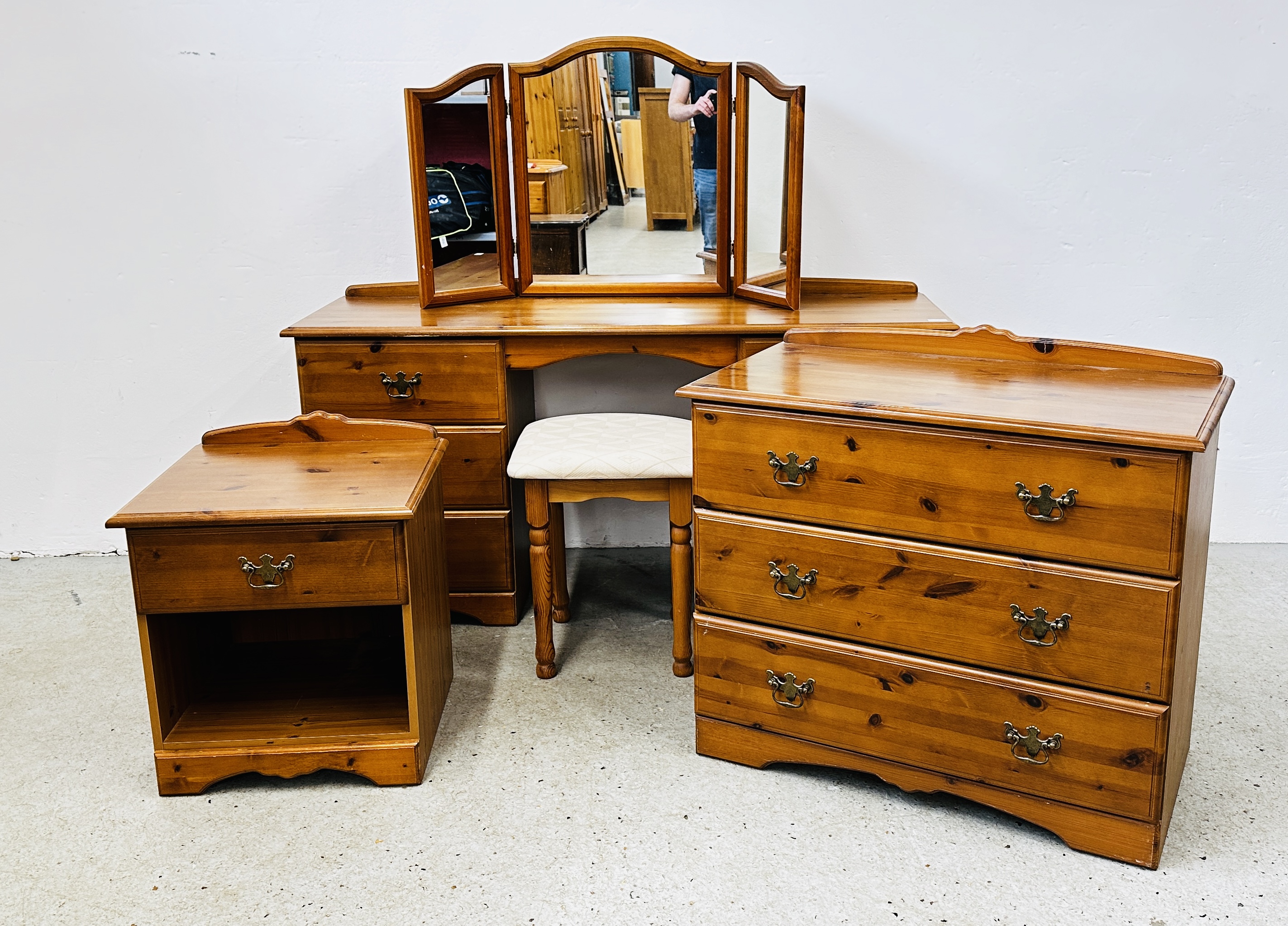 A HONEY PINE 6 DRAWER DRESSING TABLE WITH 3 FOLD MIRROR AND STOOL W 143 X D 44 X H 75CM,