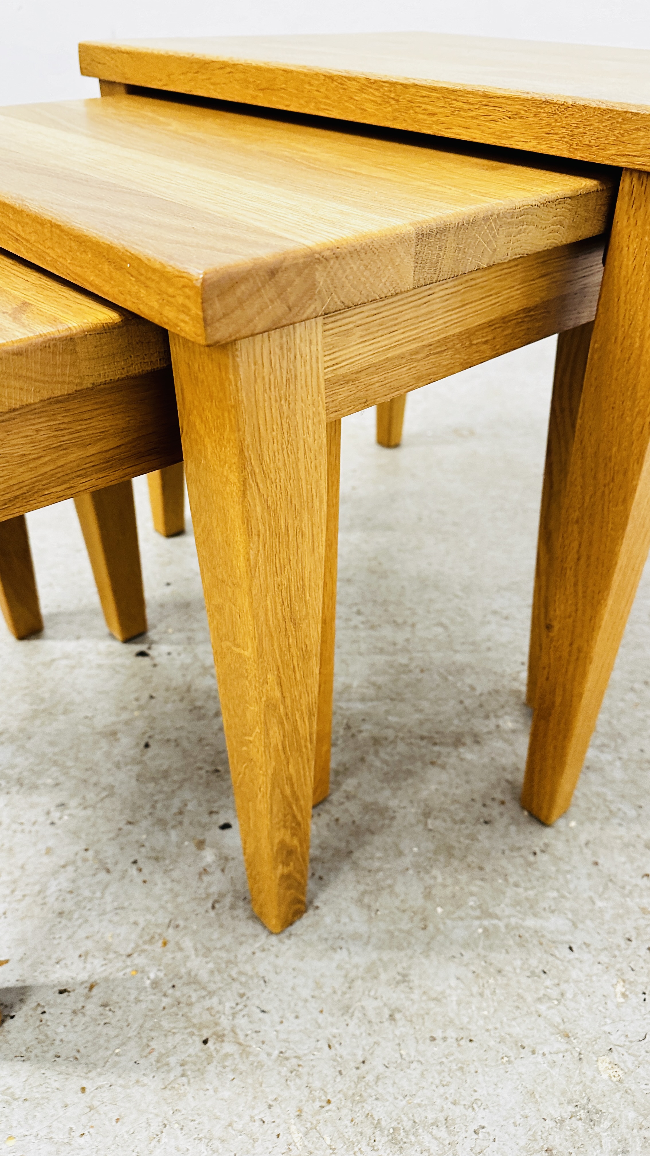 A NEST OF 3 MODERN OAK OCCASIONAL TABLES W 55 X D 39 X H 46CM. - Bild 7 aus 9