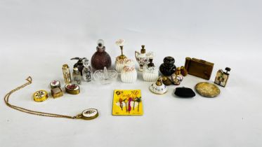 A GROUP OF SCENT BOTTLES, ATOMISERS, COMPACTS ETC.