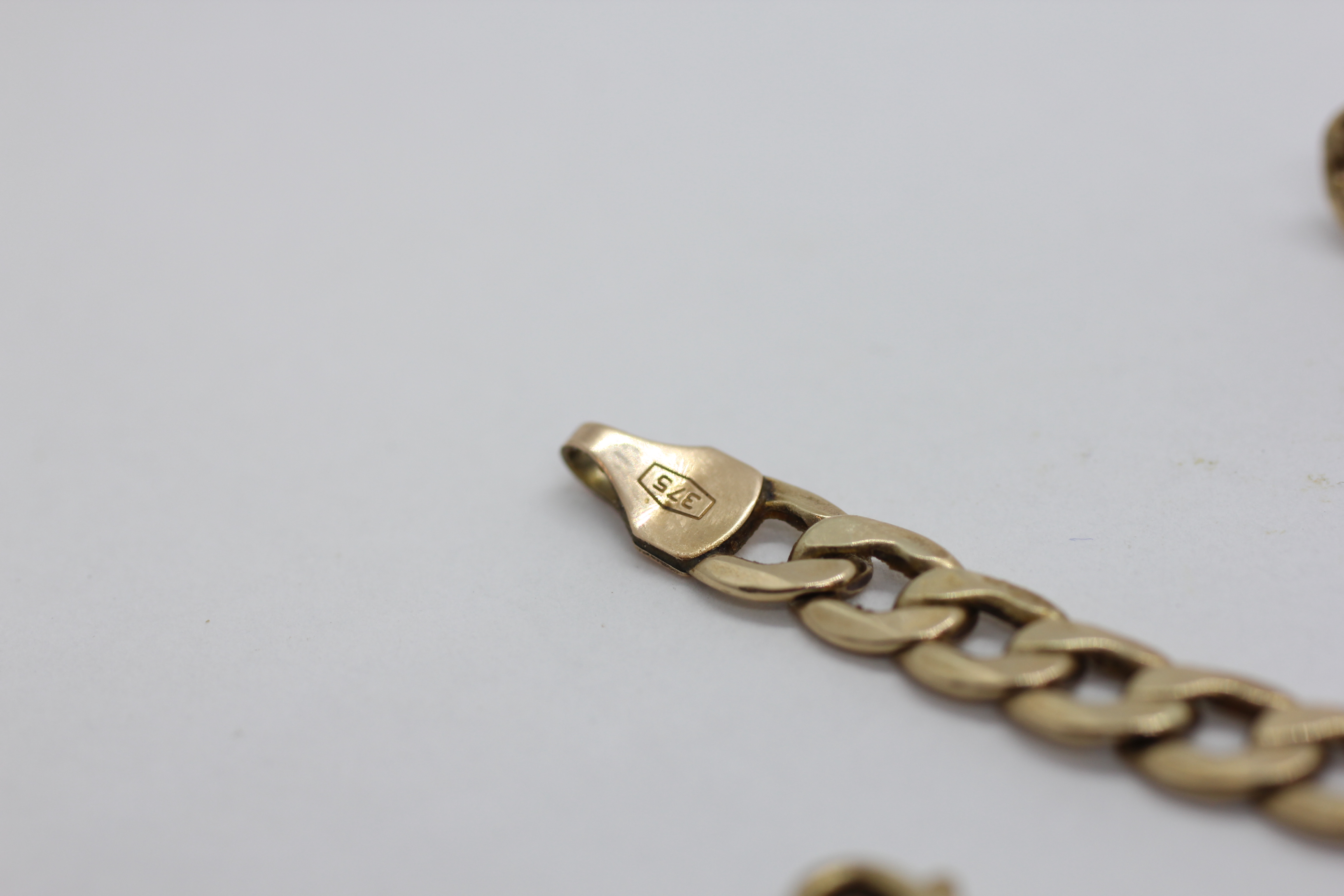 A 9CT GOLD FLAT LINK CURB CHAIN L 46CM. - Image 7 of 8