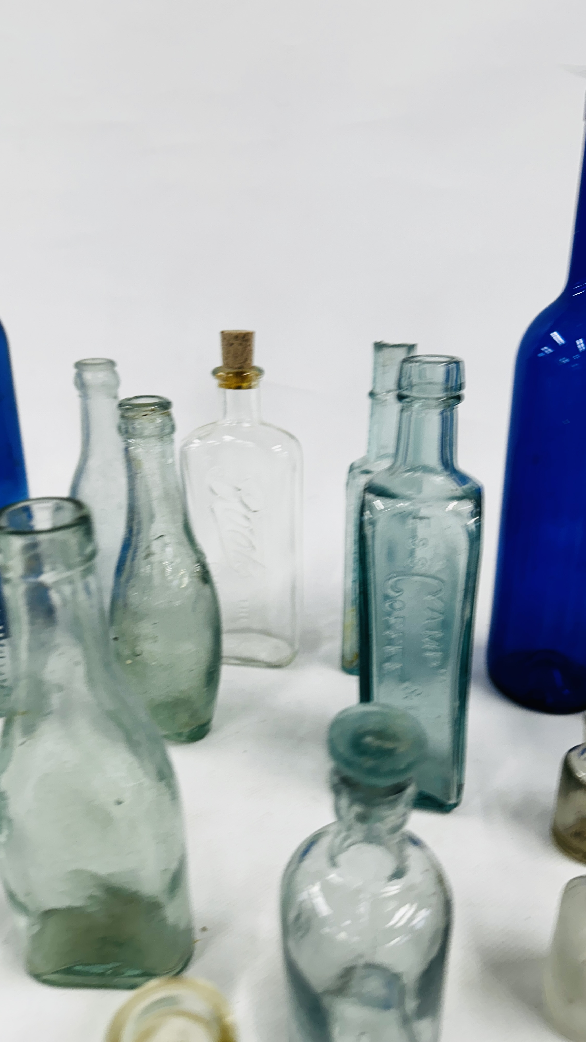 LARGE GROUP OF ANTIQUE AND VINTAGE APOTHECARY + ADVERTISING BOTTLES. - Bild 7 aus 16