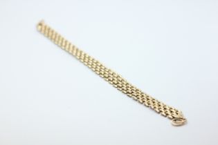 A 9CT GOLD PANTHER LINK BRACELET.