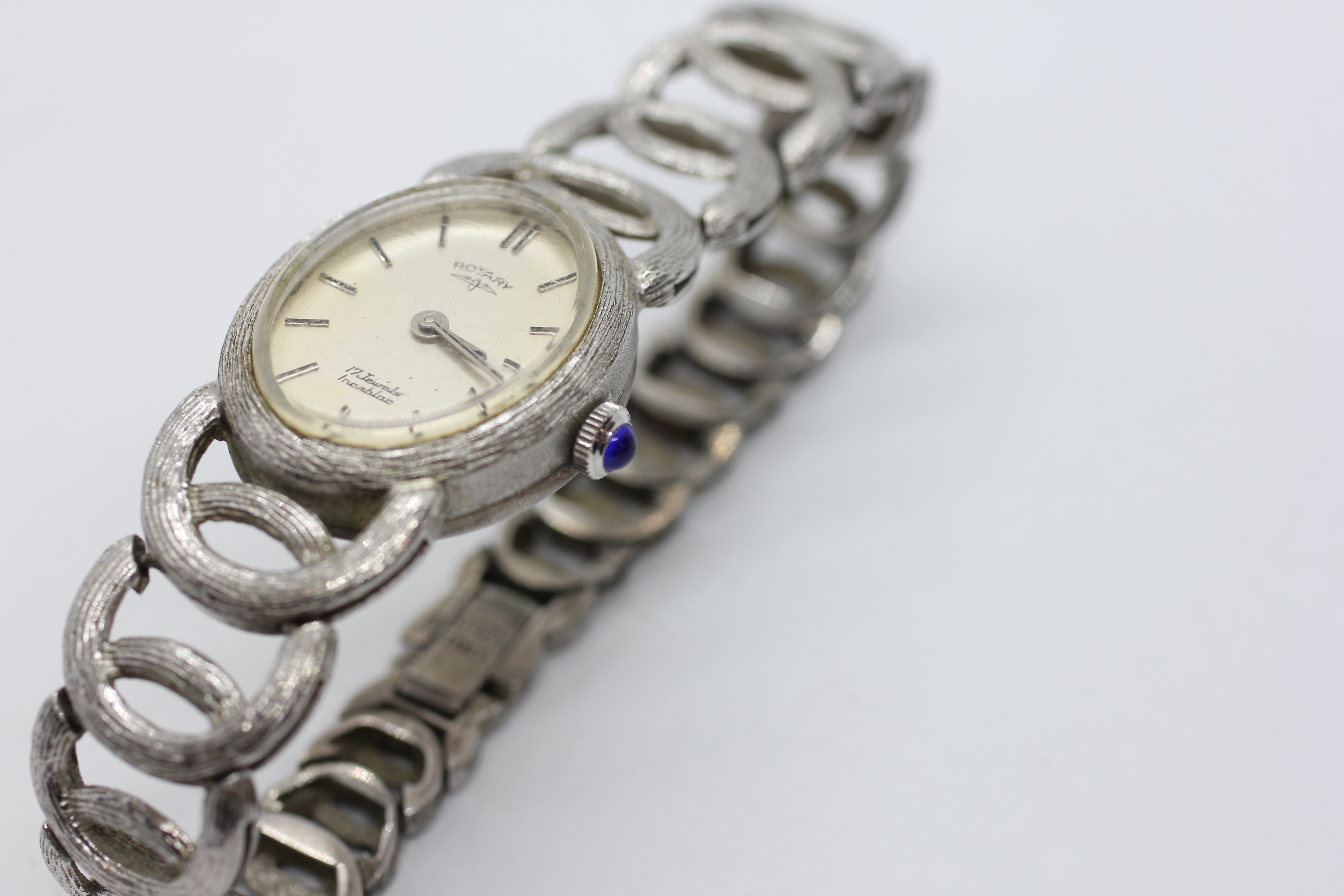 A LADIES SILVER ROTARY WRIST WATCH ON LINKED BRACELET. - Image 4 of 9