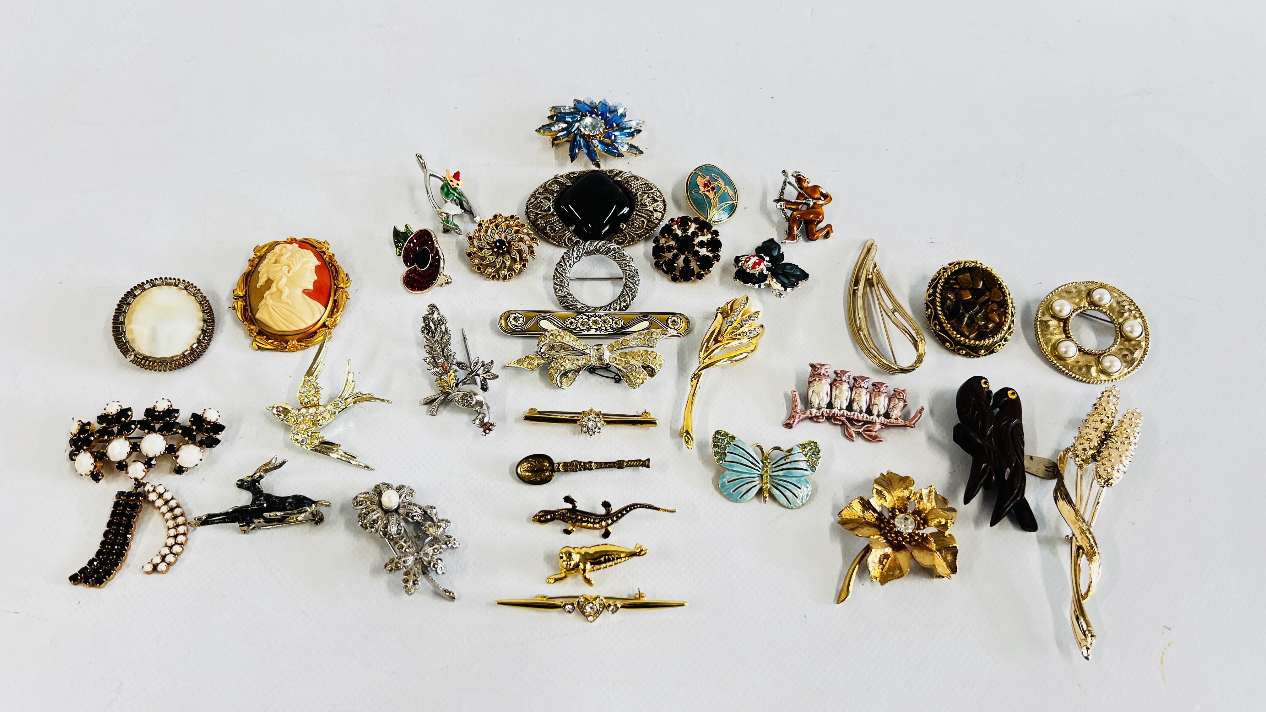 33 ASSORTED VINTAGE COSTUME BROOCHES INCLUDING ANIMALS, OWLS, TIGERS EYE, BIRDS ETC.