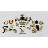 33 ASSORTED VINTAGE COSTUME BROOCHES INCLUDING ANIMALS, OWLS, TIGERS EYE, BIRDS ETC.