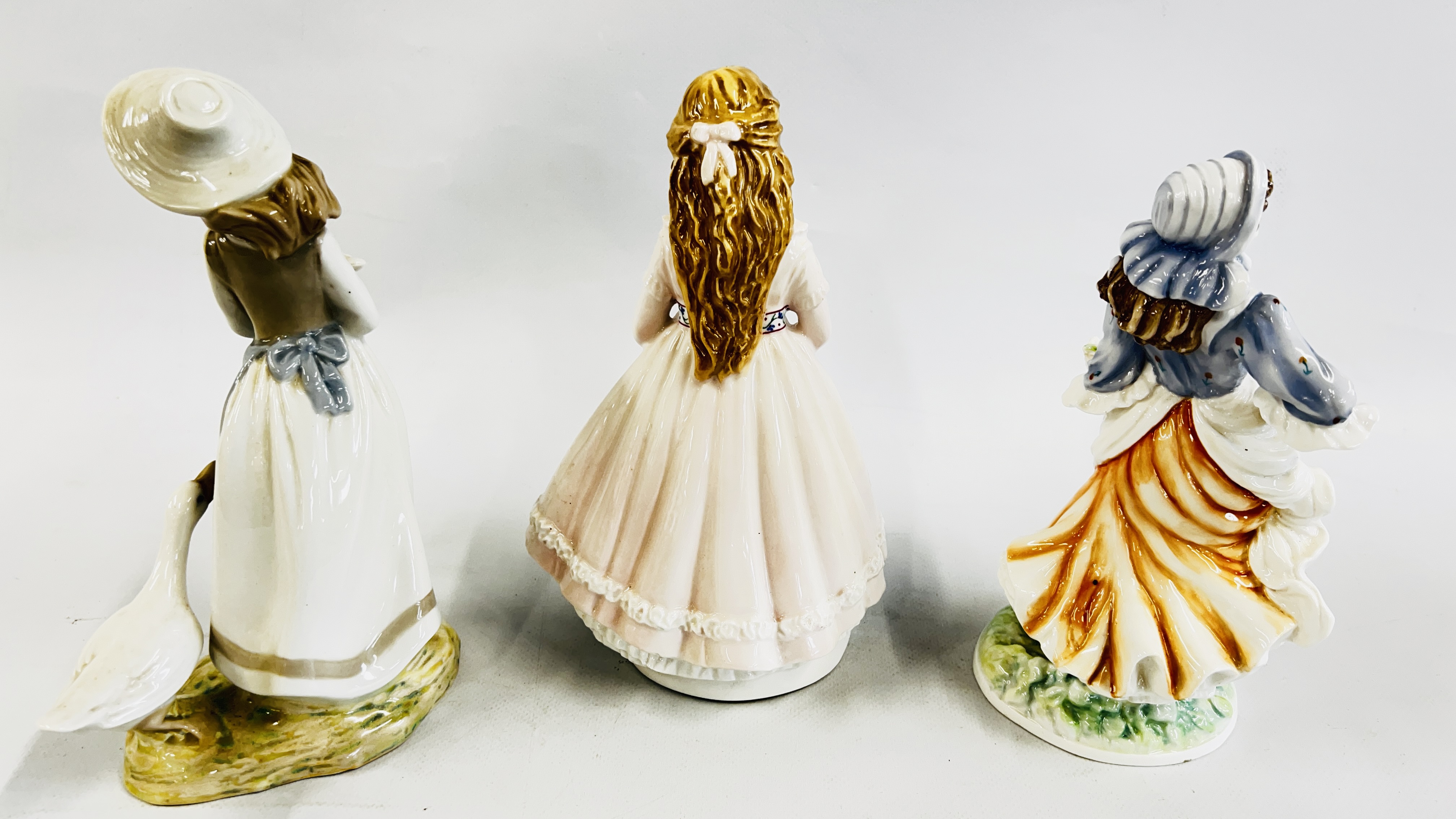 A GROUP OF THREE FIGURINES TO INCLUDE ROYAL WORCESTER DREAMS NO. 1472/500, ROSIE PICKING APPLES NO. - Image 5 of 6