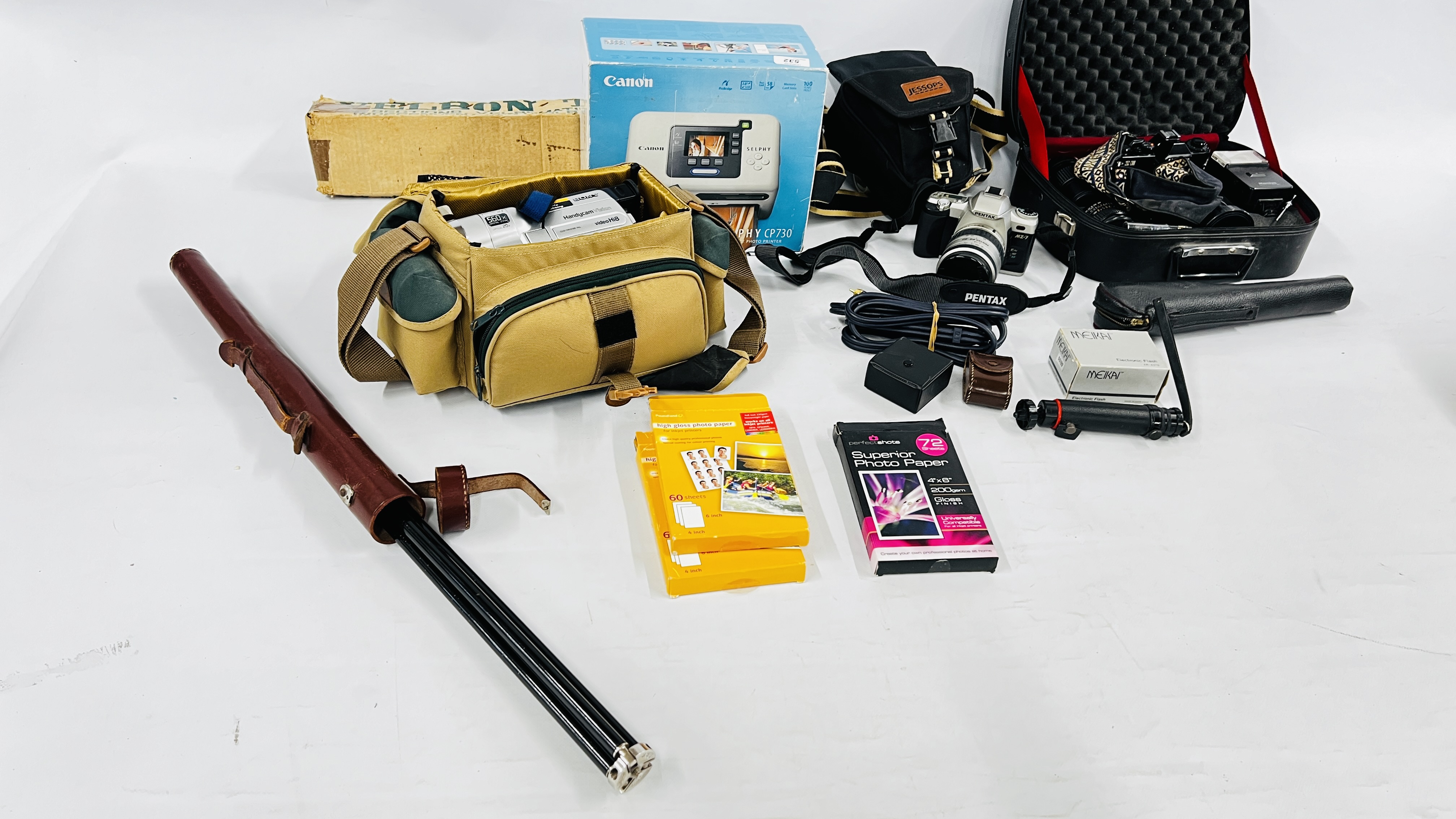 A GROUP OF PHOTOGRAPHIC AND VIDEO EQUIPMENT TO INCLUDE MAMIYA ZE 35MM SLR CAMERA IN CARRY CASE WITH - Image 3 of 10