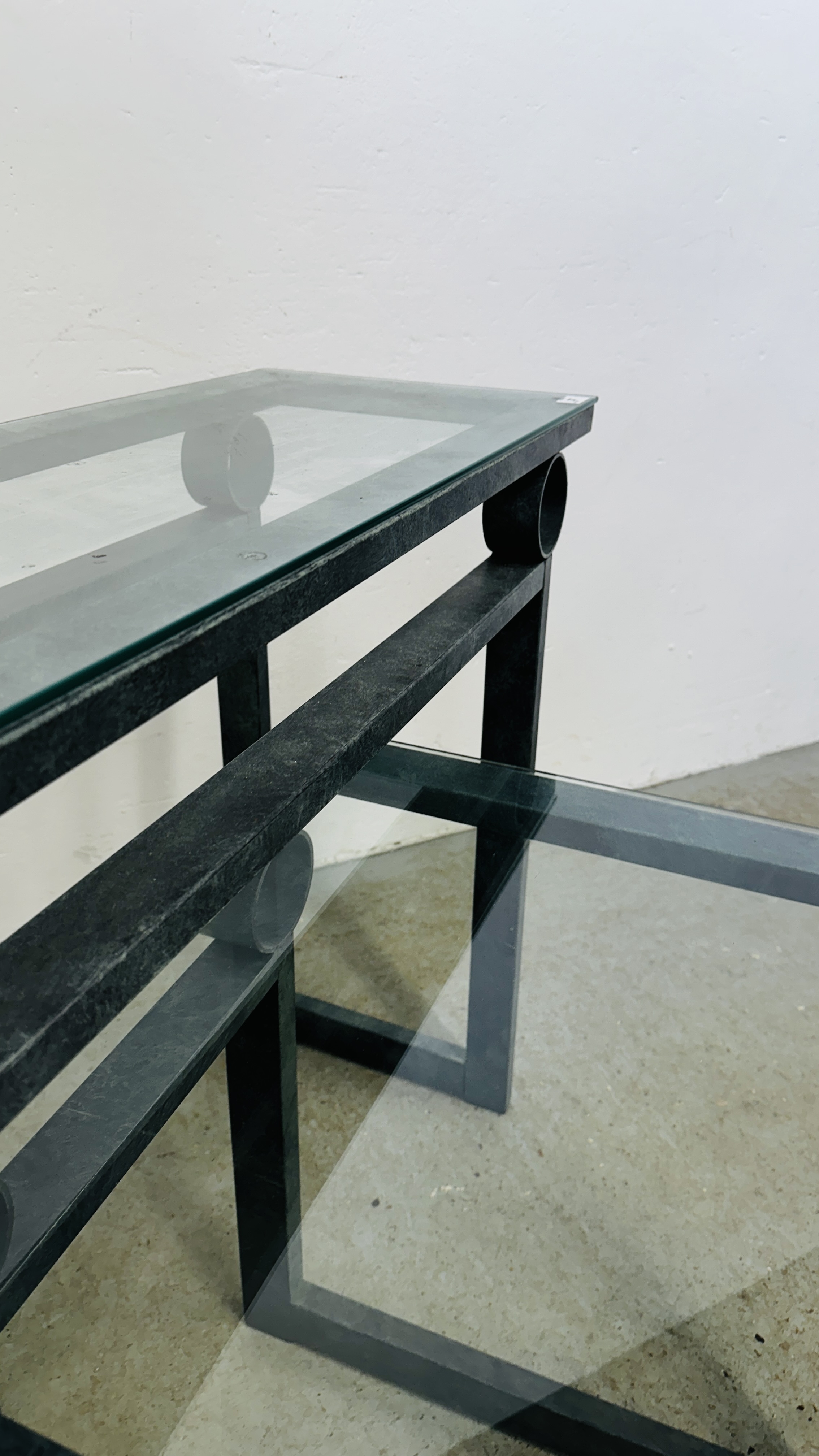 A DESIGNER METAL CRAFT CONSOLE TABLE WITH GLASS TOP, W 110CM X D 36CM AND MATCHING LAMP TABLE, - Bild 11 aus 13