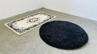 A MASTERCRAFTS "ASPEN" DEEP PILE CIRCULAR RUG DIAMETER 120CM AND A ROYAL CREAM/BLUE PATTERNED