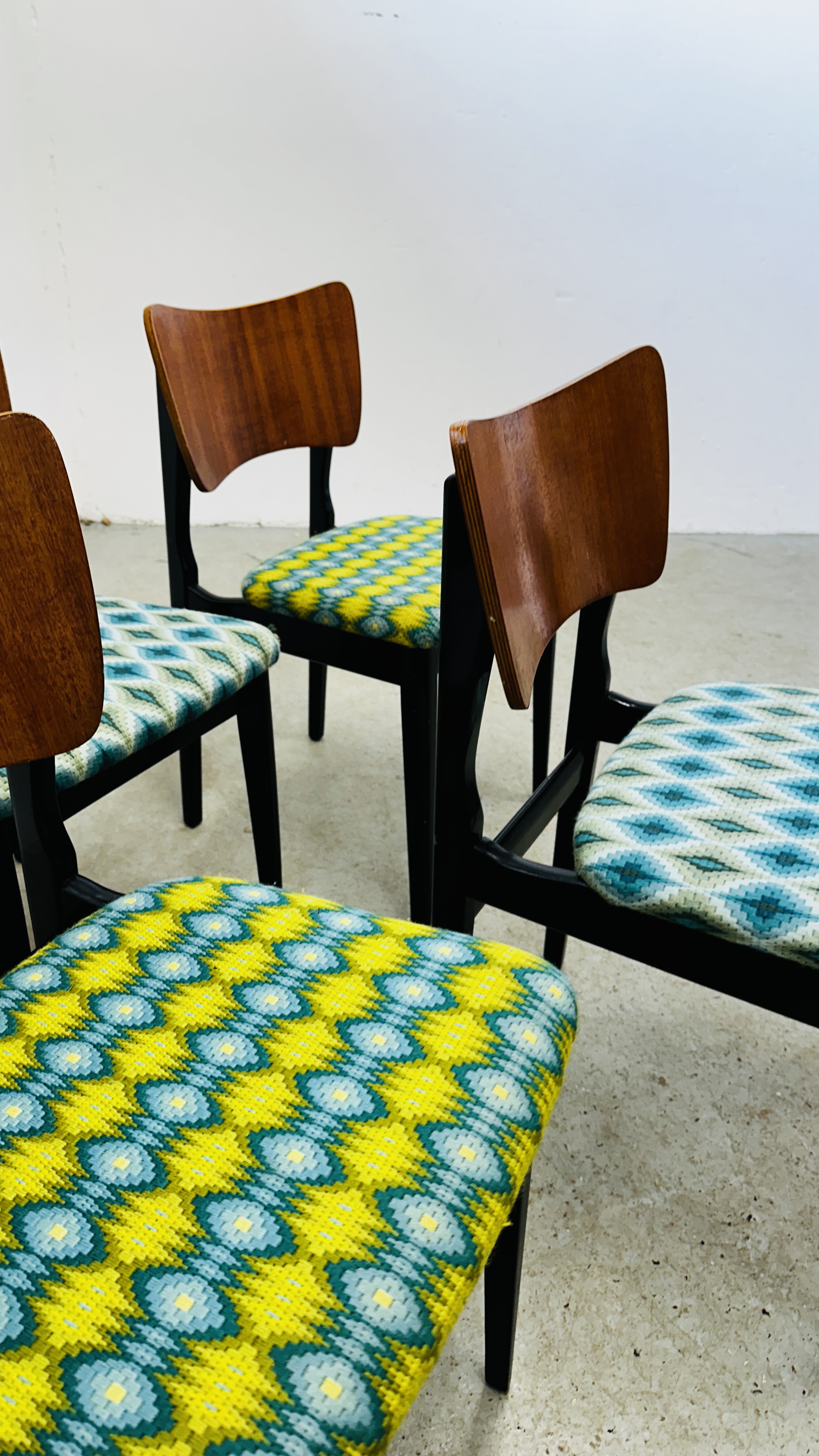 A SET OF 4 MID CENTURY DINING CHAIRS. - Image 19 of 19