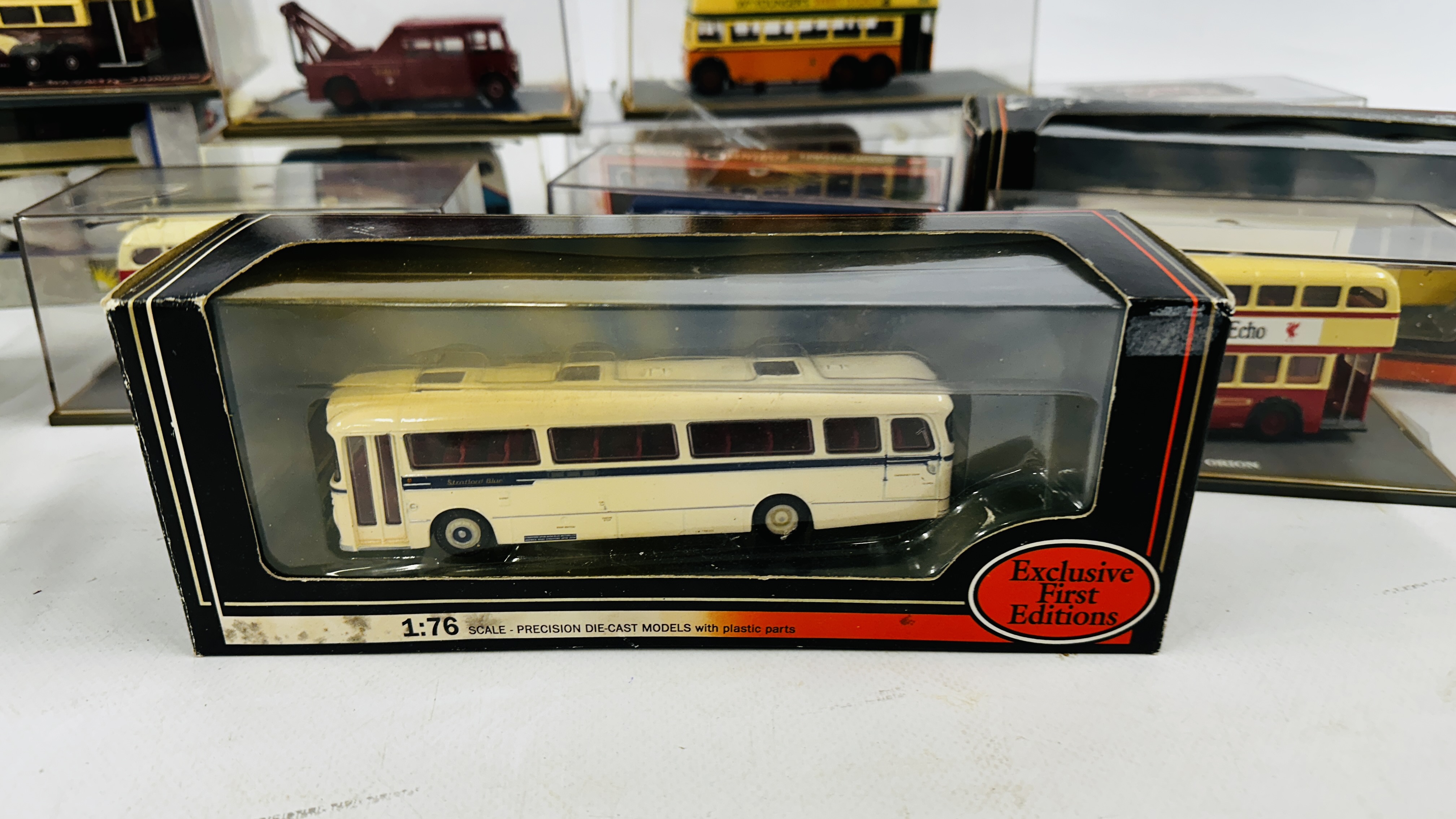 A GROUP OF 14 ASSORTED BOXED CORGI 00C + EFE BUSES ETC. - Bild 2 aus 11