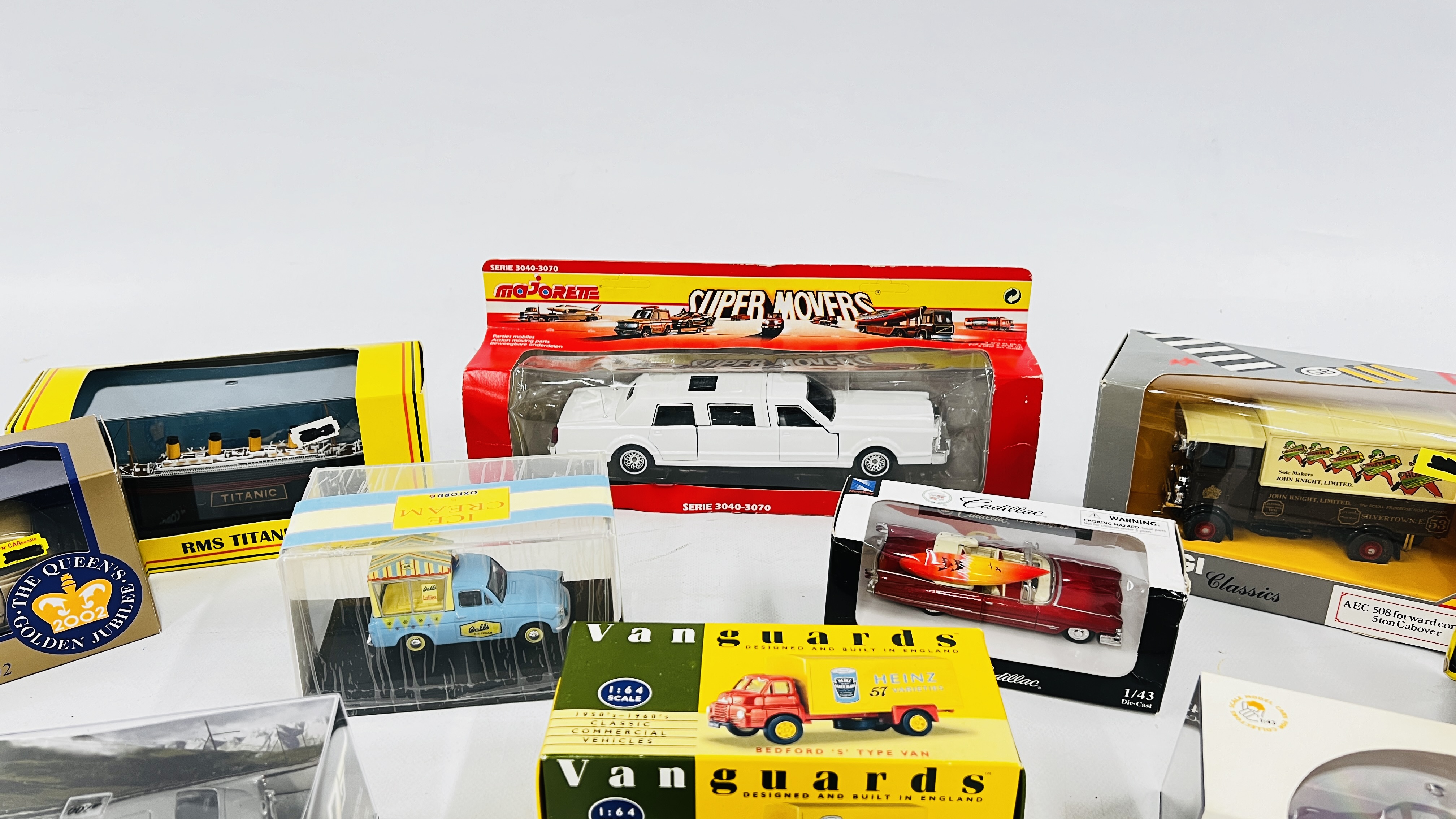 A BOX OF ASSORTED BOXED DIE-CAST MODEL VEHICLES TO INCLUDE EXAMPLES MARKED CORGI, OXFORD ETC. - Bild 5 aus 6