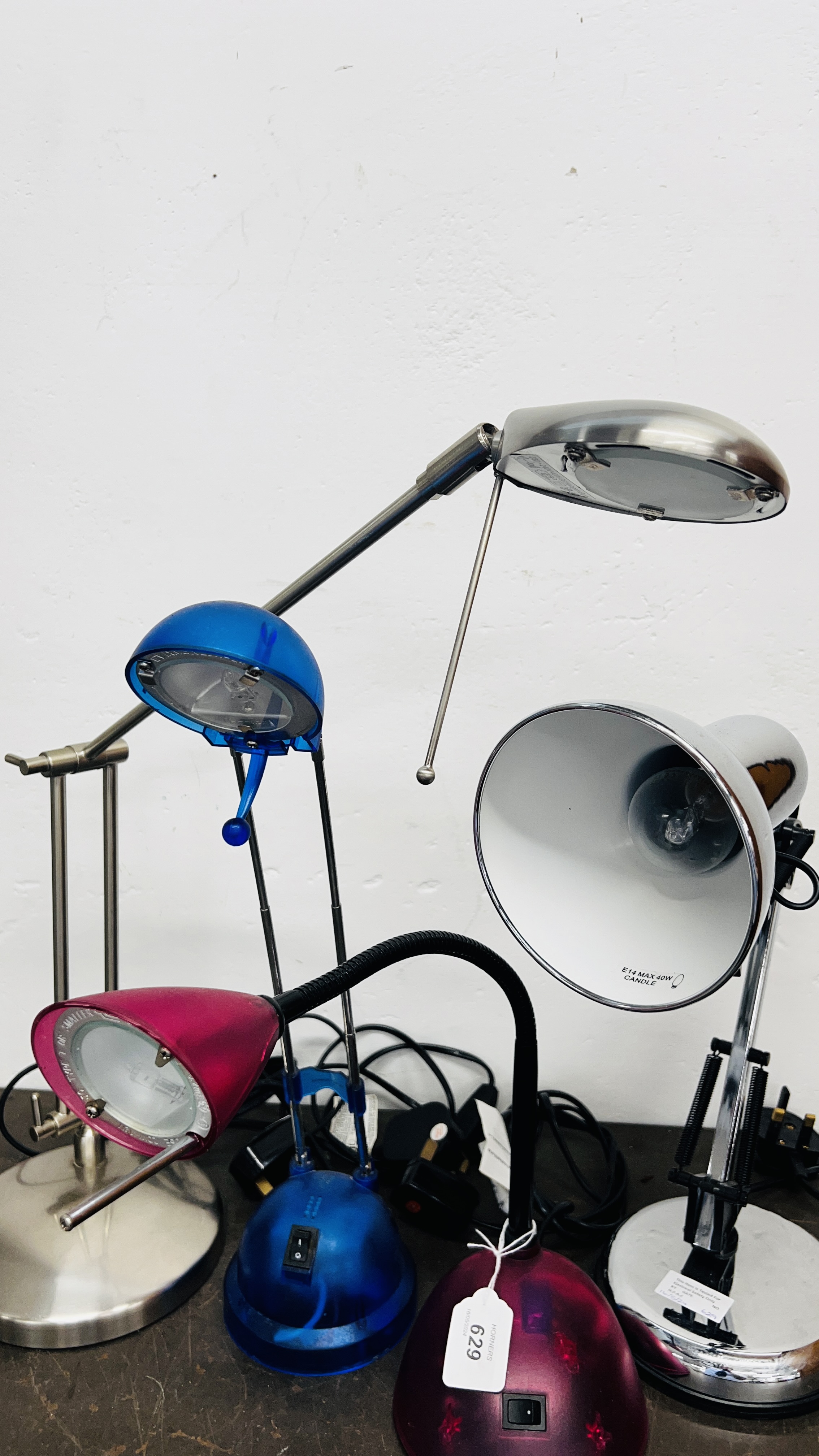 A GROUP OF FOUR ADJUSTABLE AND ANGLE POISED DESK LAMPS - SOLD AS SEEN. - Bild 6 aus 6