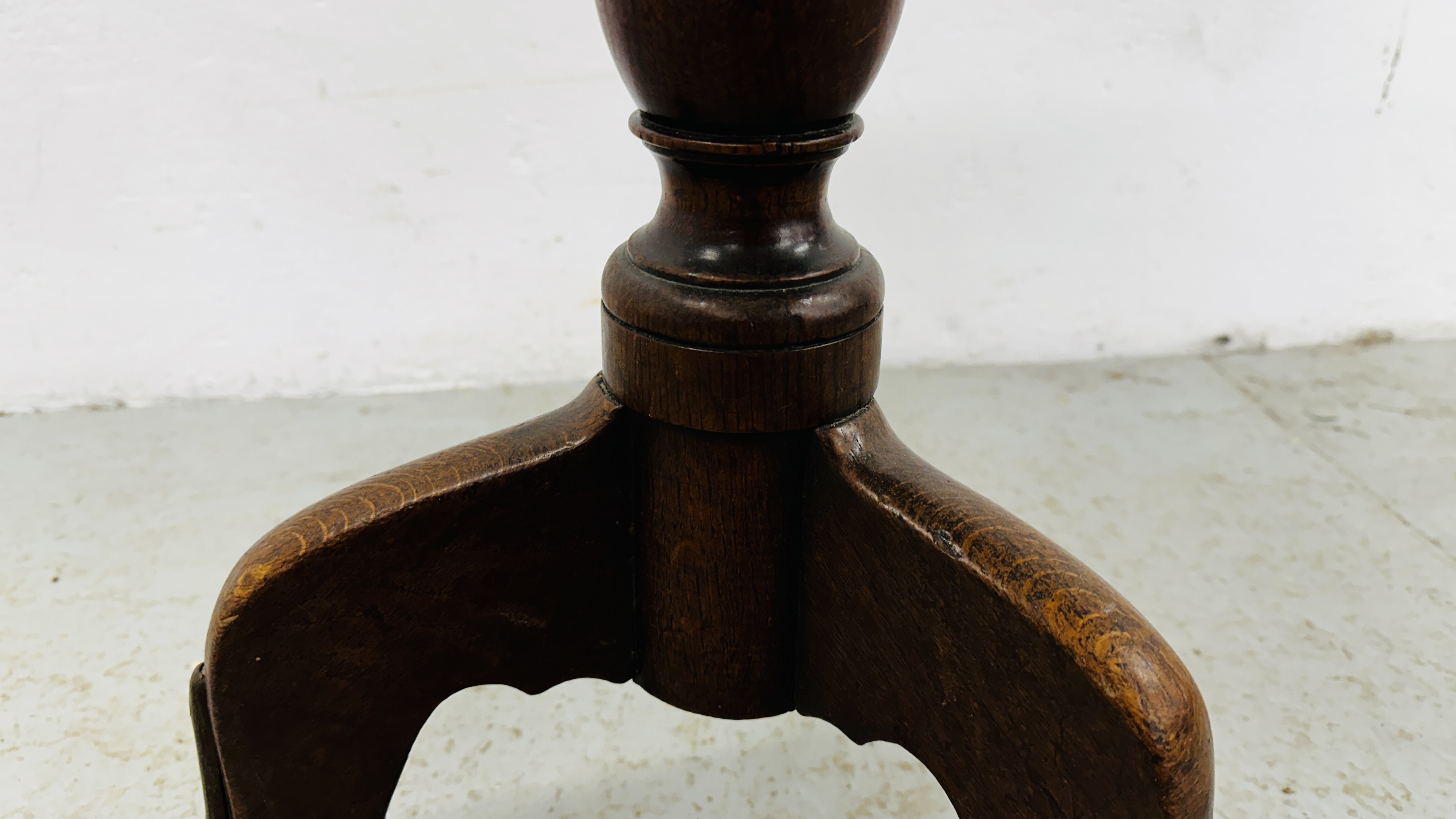 AN ANTIQUE OAK SINGLE PEDESTAL CIRCULAR OCCASIONAL TABLE ON SPLAYED TRIPOD SUPPORTS - H 66CM. - Image 8 of 10
