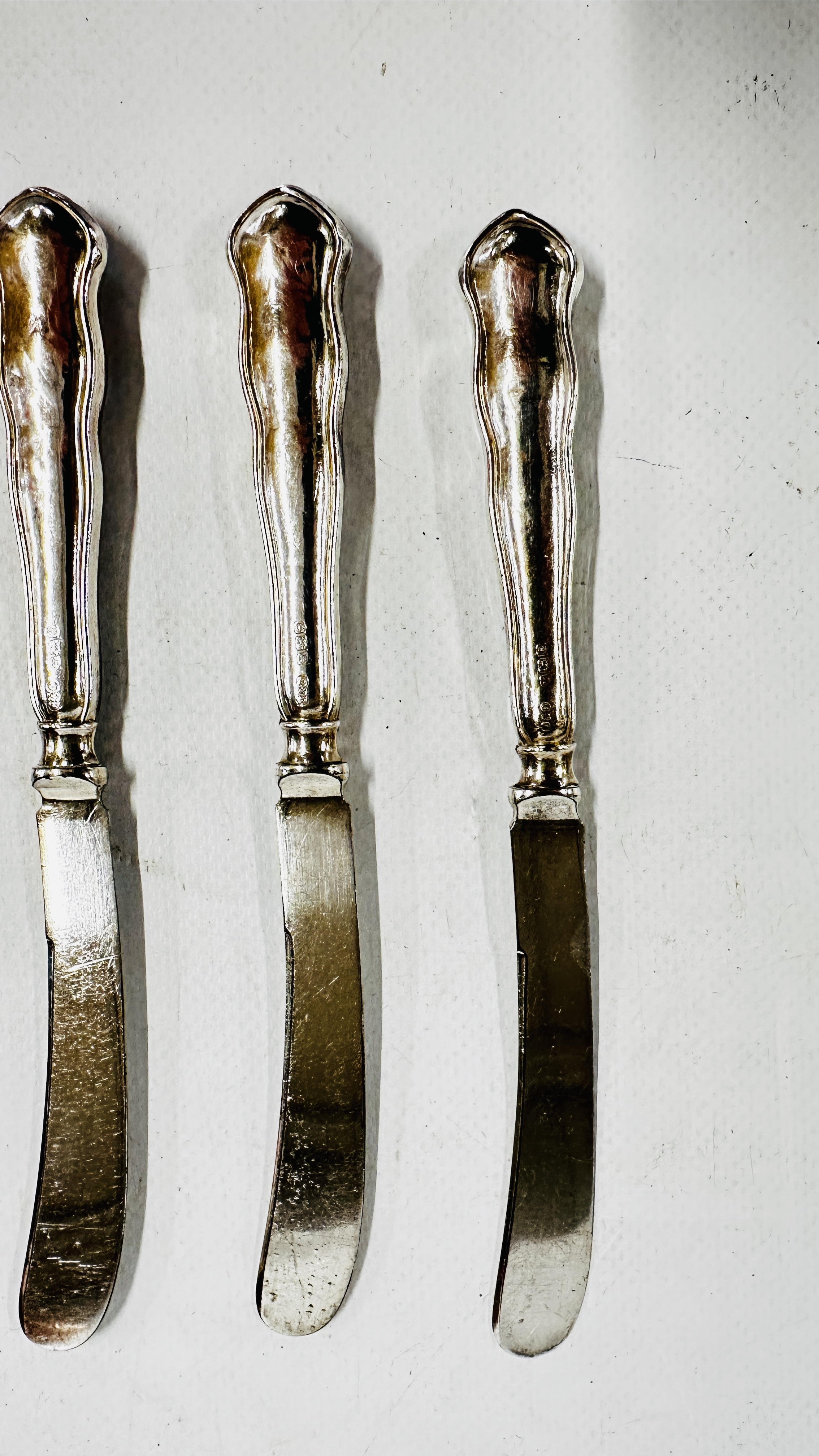 A SET OF 6 SILVER HANDLES BUTTER KNIVES, HALLMARKED 1900, MAKER B&D. - Image 2 of 5