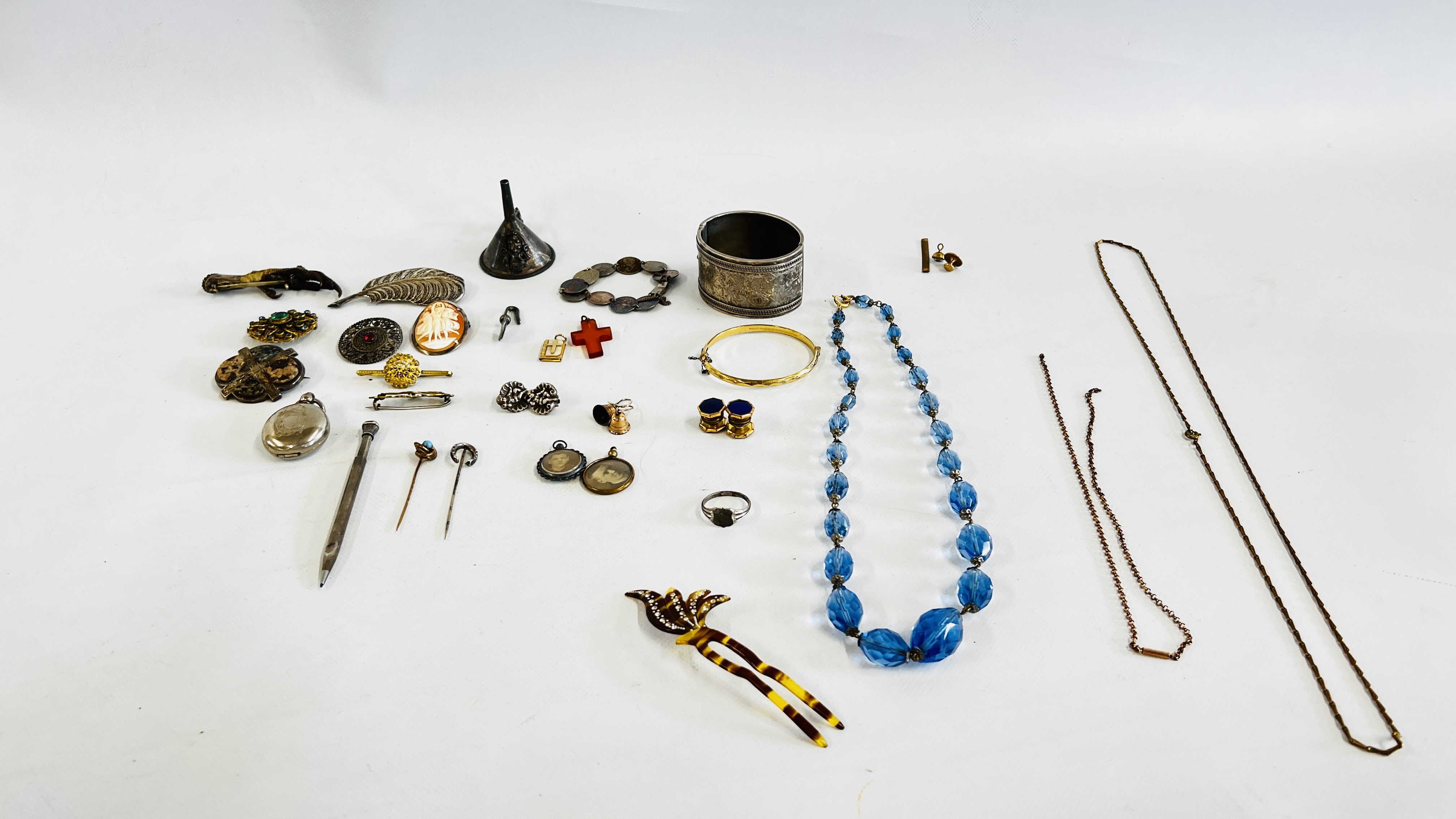 A GROUP OF VICTORIAN AND LATER JEWELLERY INCLUDING SOME SILVER, BROOCHES, BANGLES, BEADS,