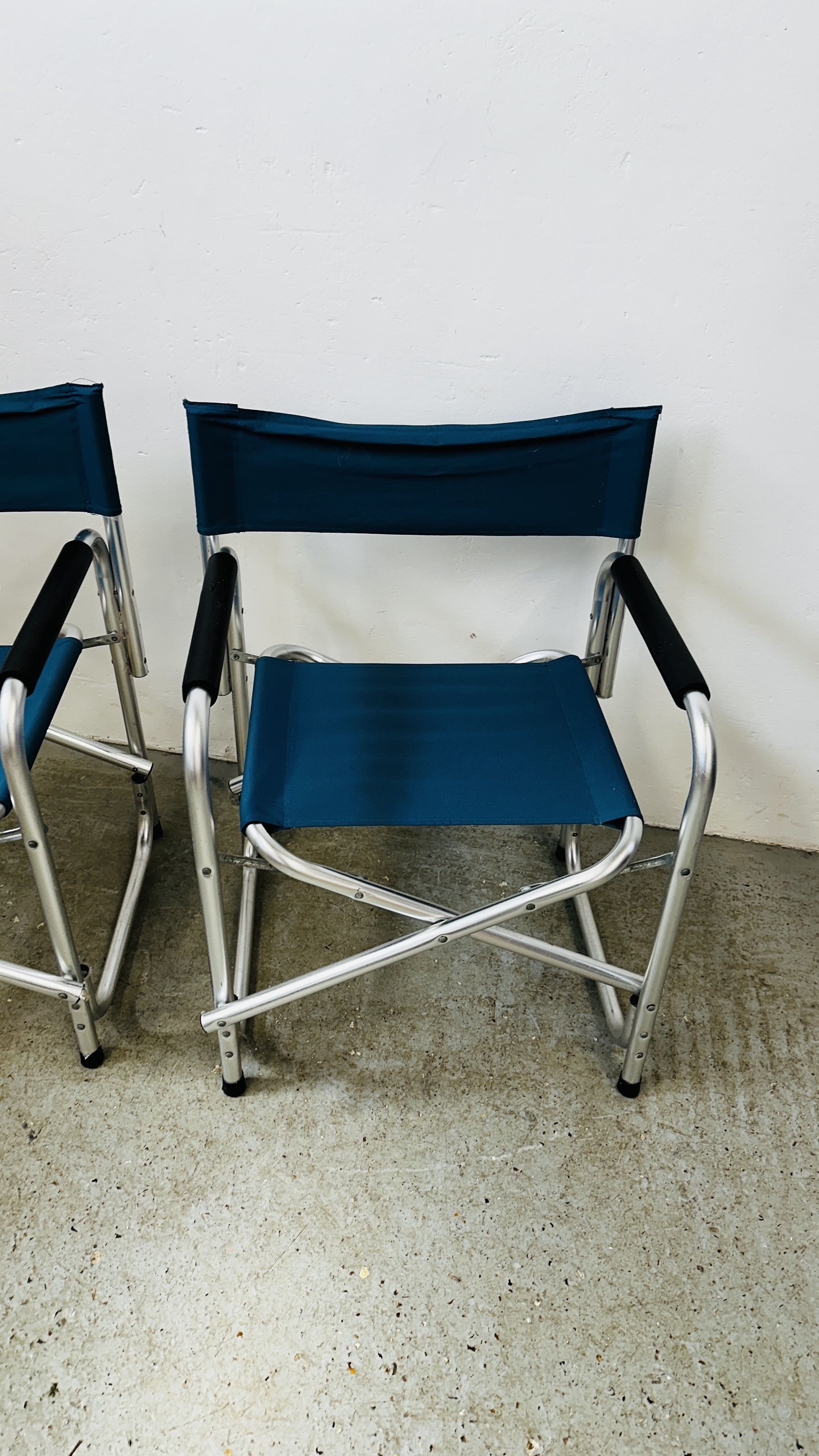 A PAIR OF ALUMINIUM FRAMED FOLDING DIRECTORS STYLE CHAIRS. - Bild 2 aus 9