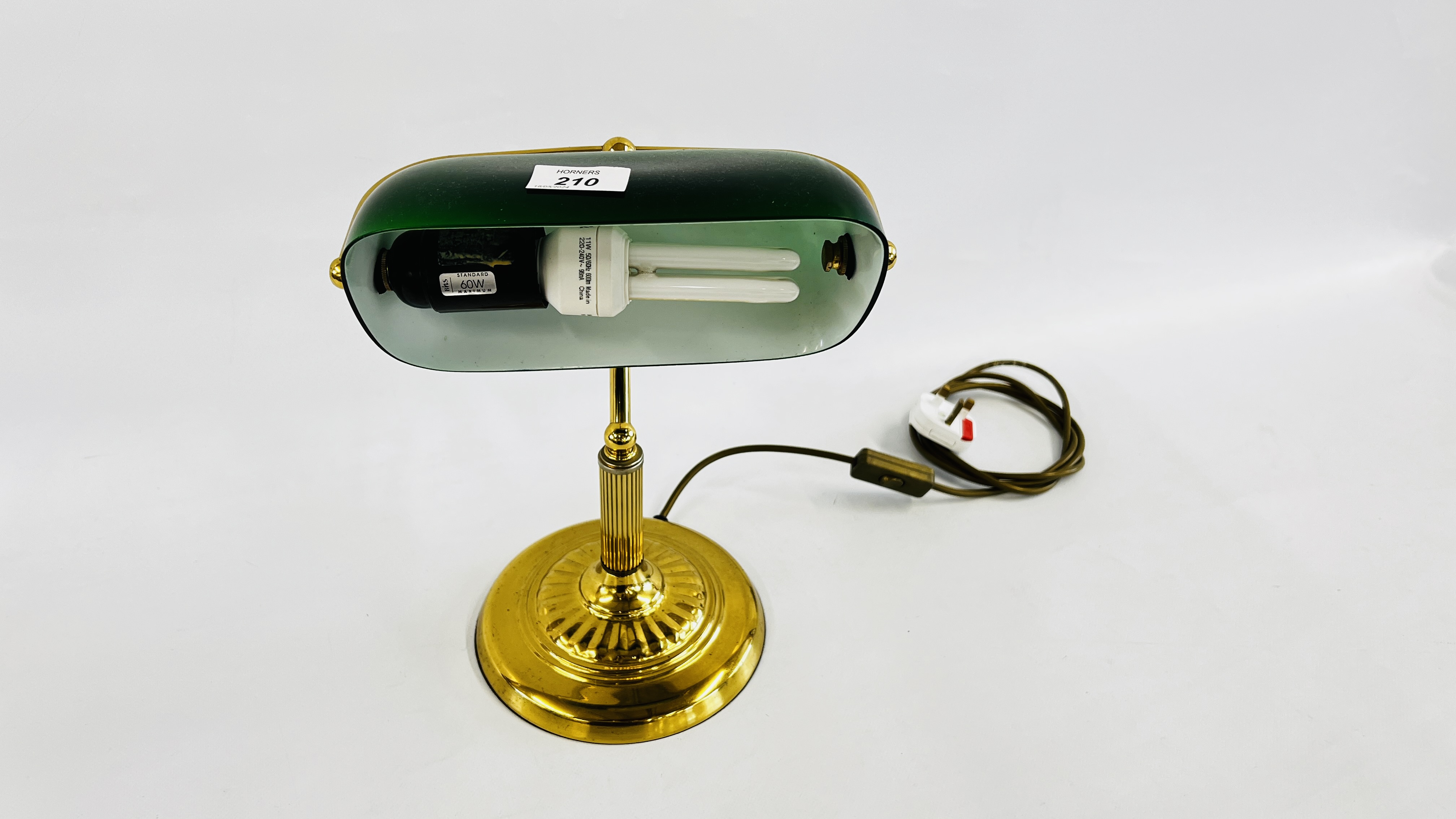 A REPRODUCTION BRASSED BANKERS DESK LAMP WITH GREEN GLASS SHADE - SOLD AS SEEN. - Image 2 of 5