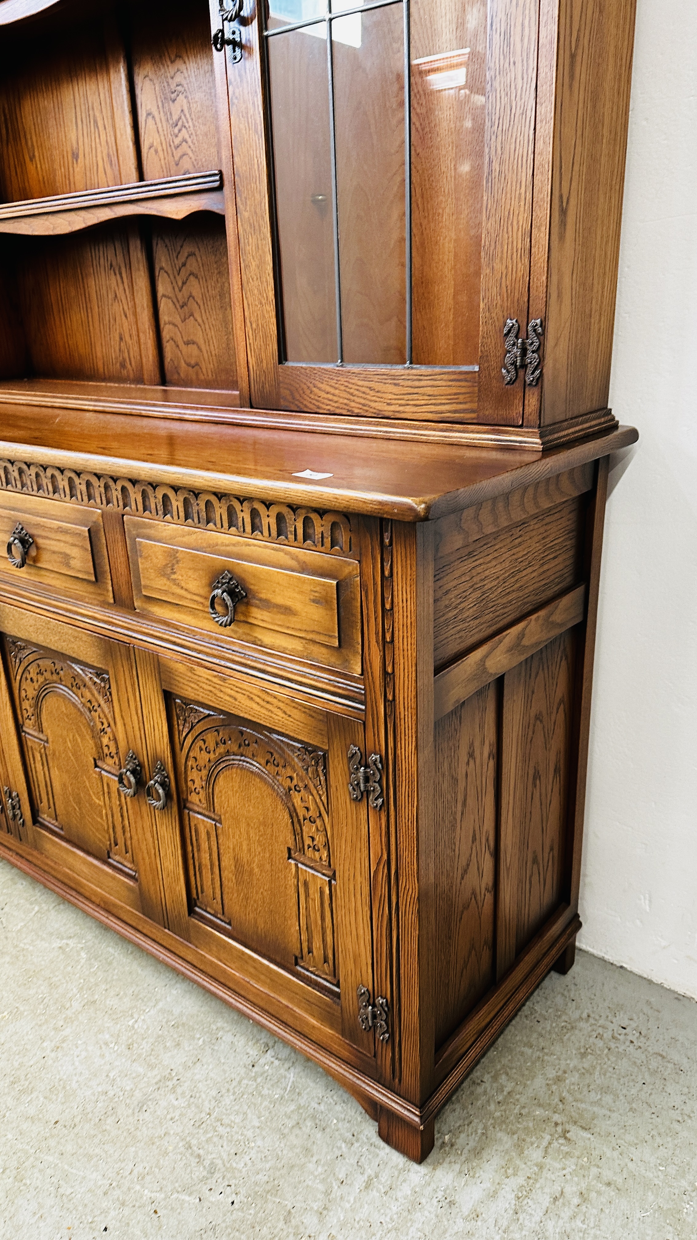 OLD CHARM STYLE OAK FOUR DOOR, FOUR DRAWER COUNTRY HOUSE DRESSER W 175CM D 46CM H 179CM. - Bild 7 aus 13